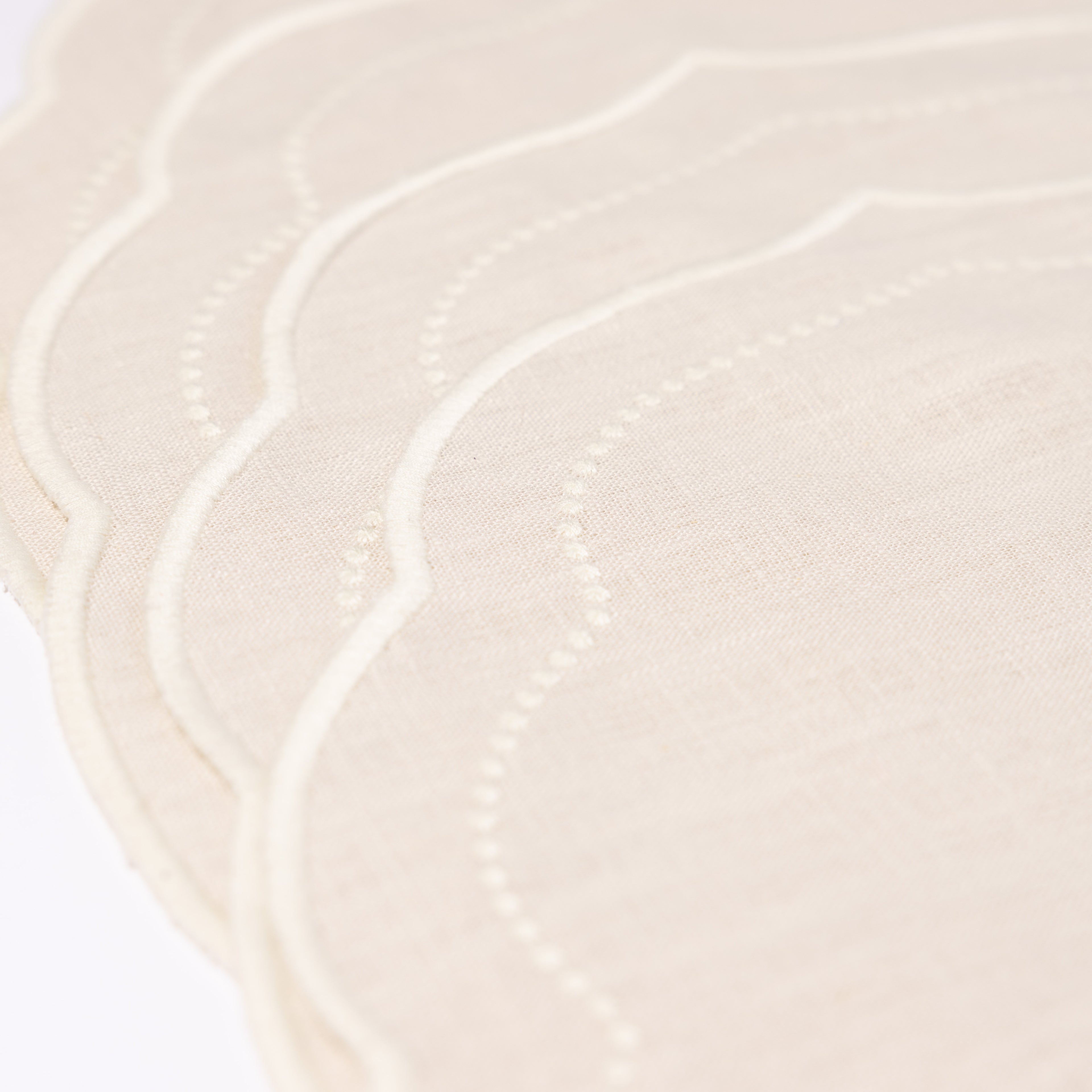 Pearl Oval Beige with White Placemat (set of 4)