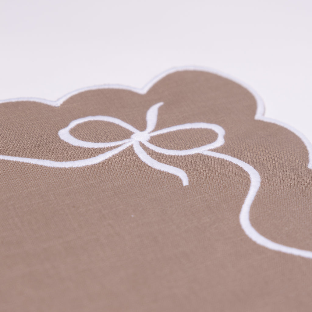 Classic Bow Mink with White Napkin (set of 4)