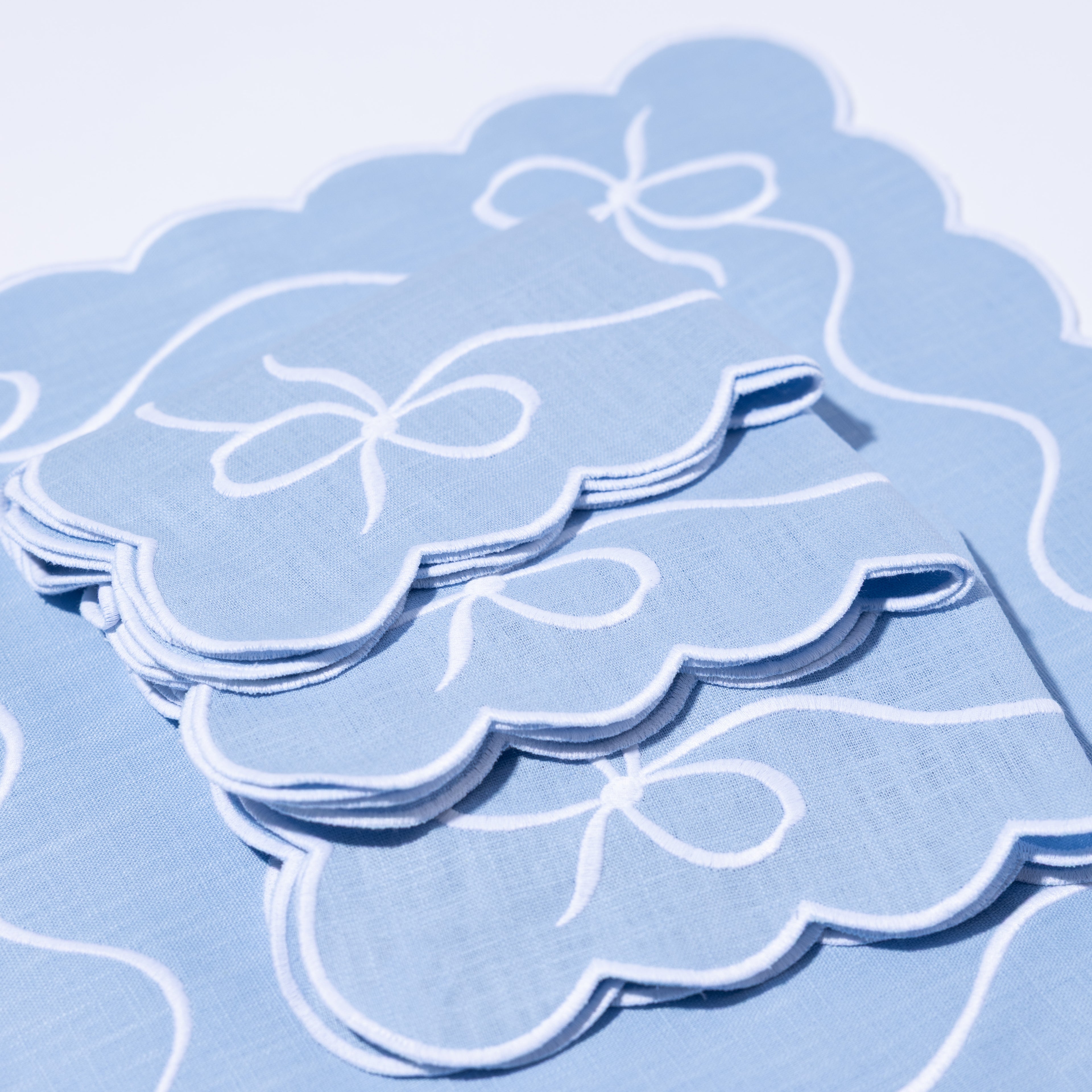 Classic Bow Pale Blue with White Napkins (set of 4)