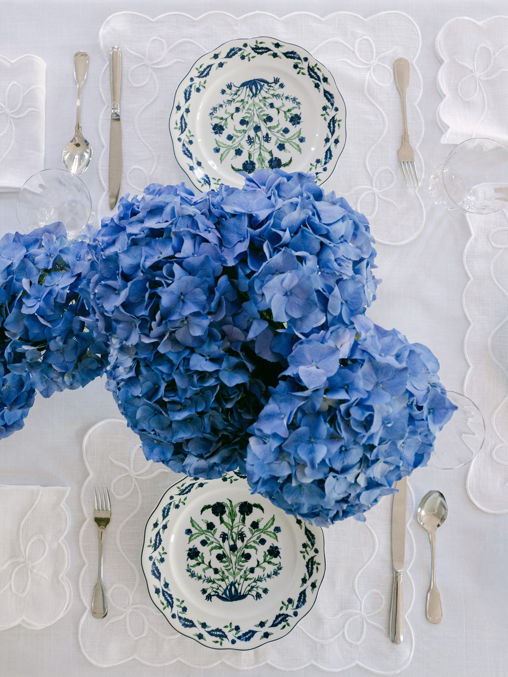 Classic Bow White with White Napkins (set of 4)