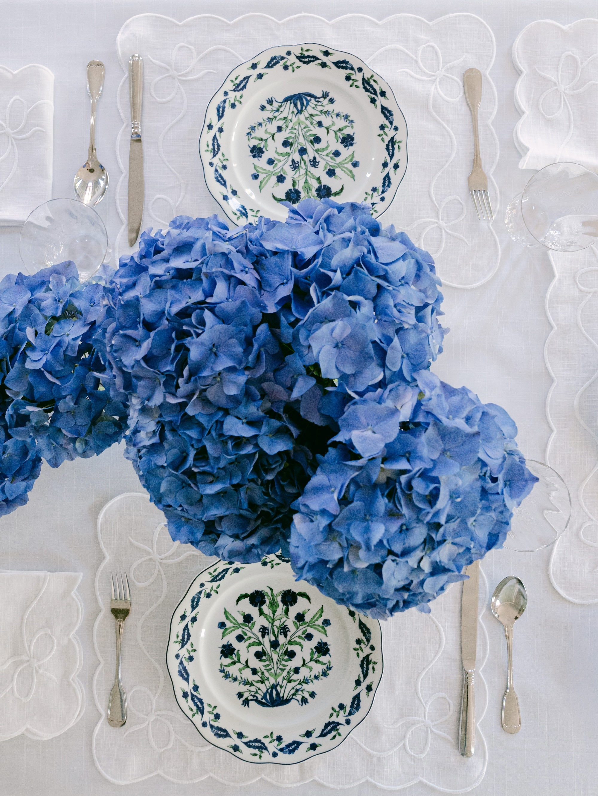 Classic Bow White with White Napkins (set of 4)