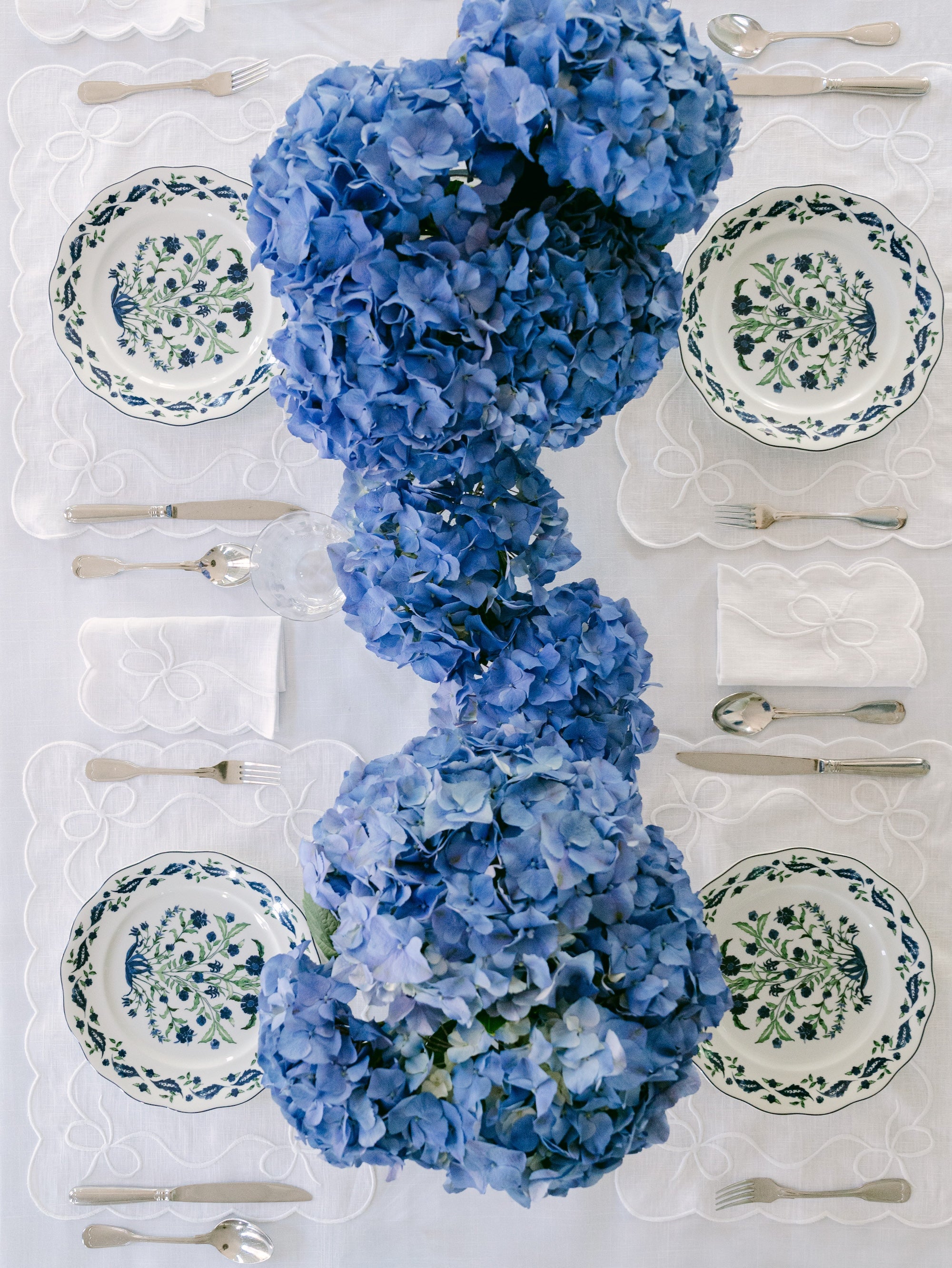Classic Bow White with White Napkins (set of 4)