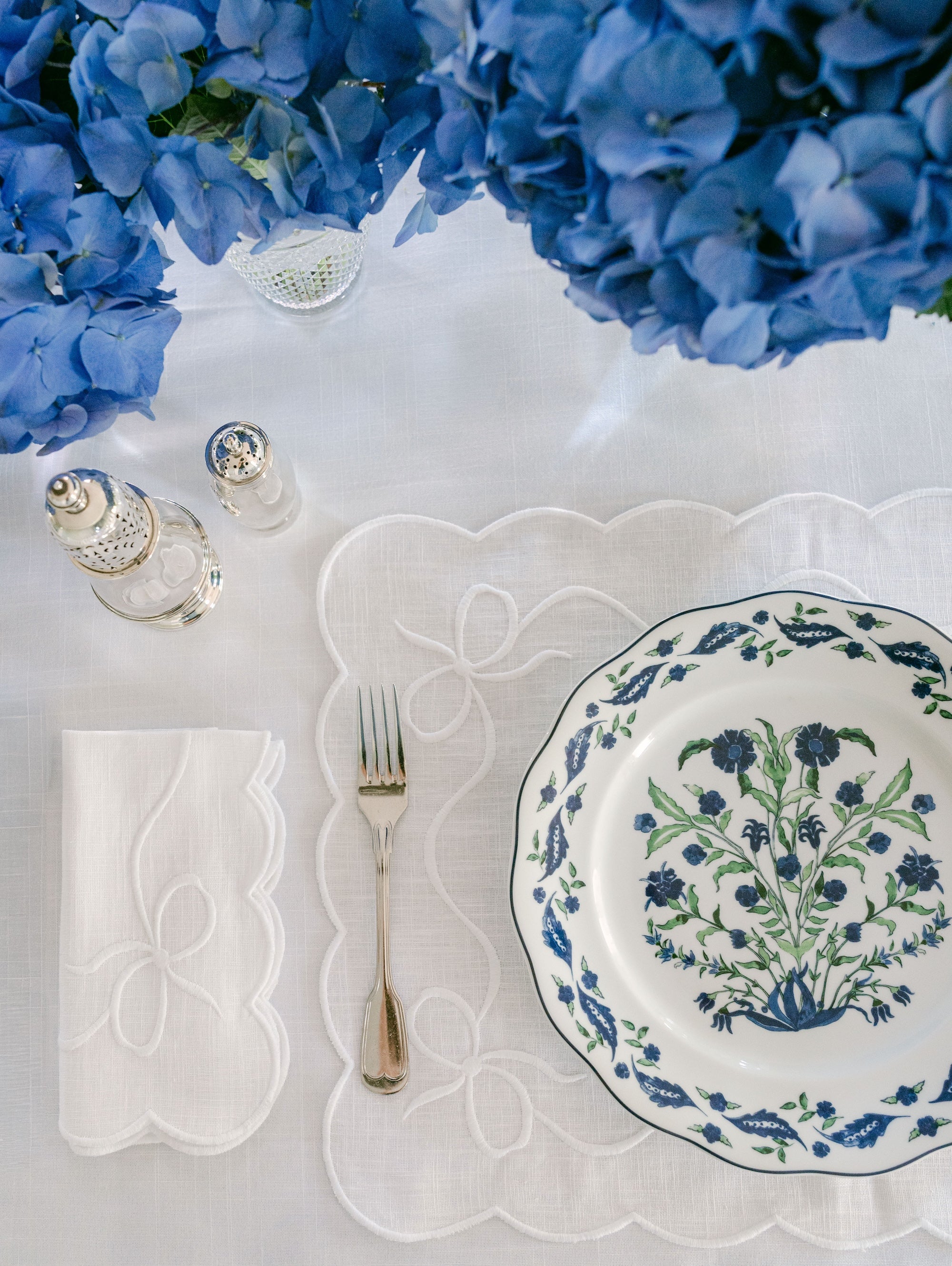 Classic Bow White with White Napkins (set of 4)