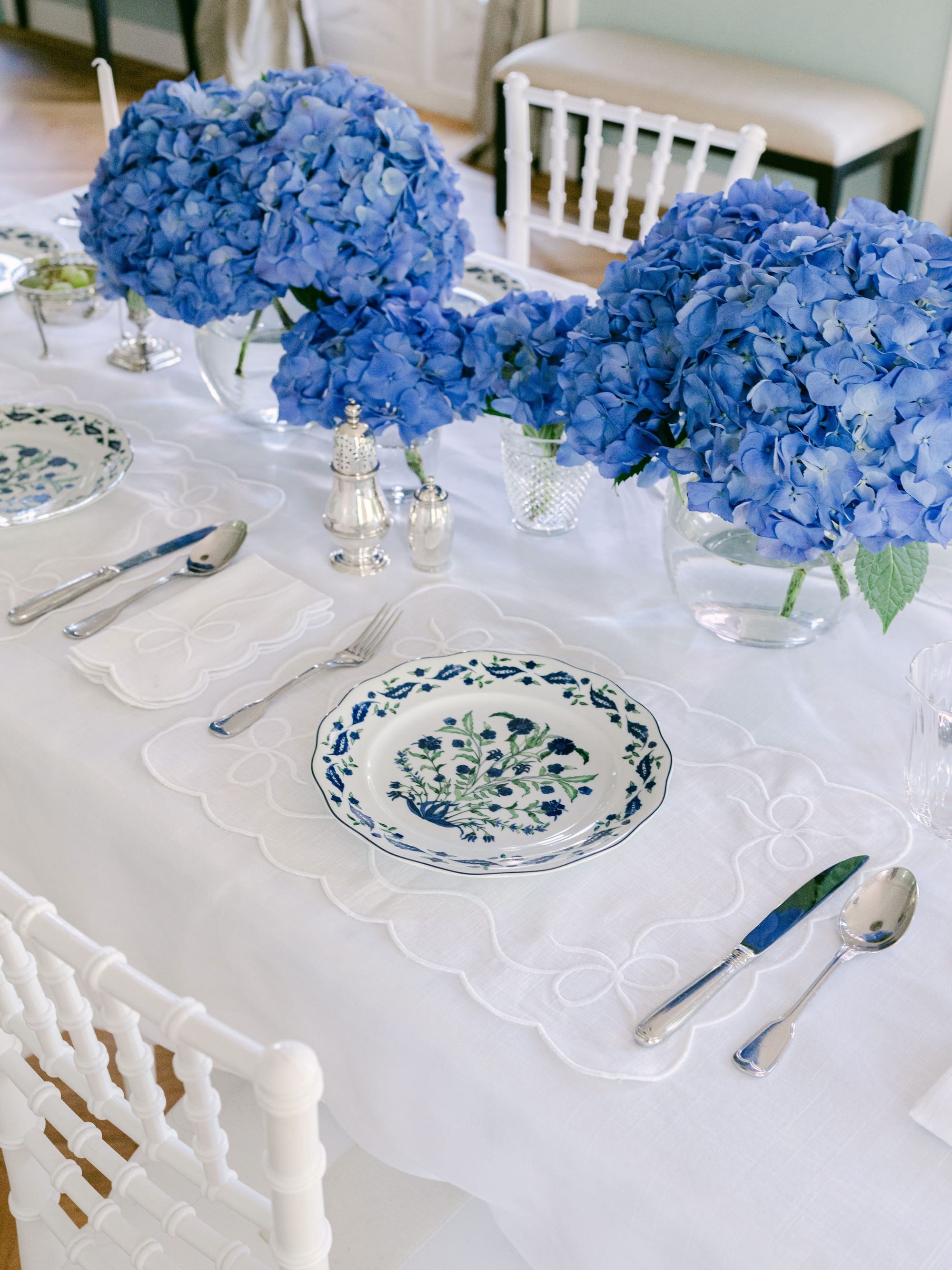 Classic Bow White with White Placemats (set of 4)