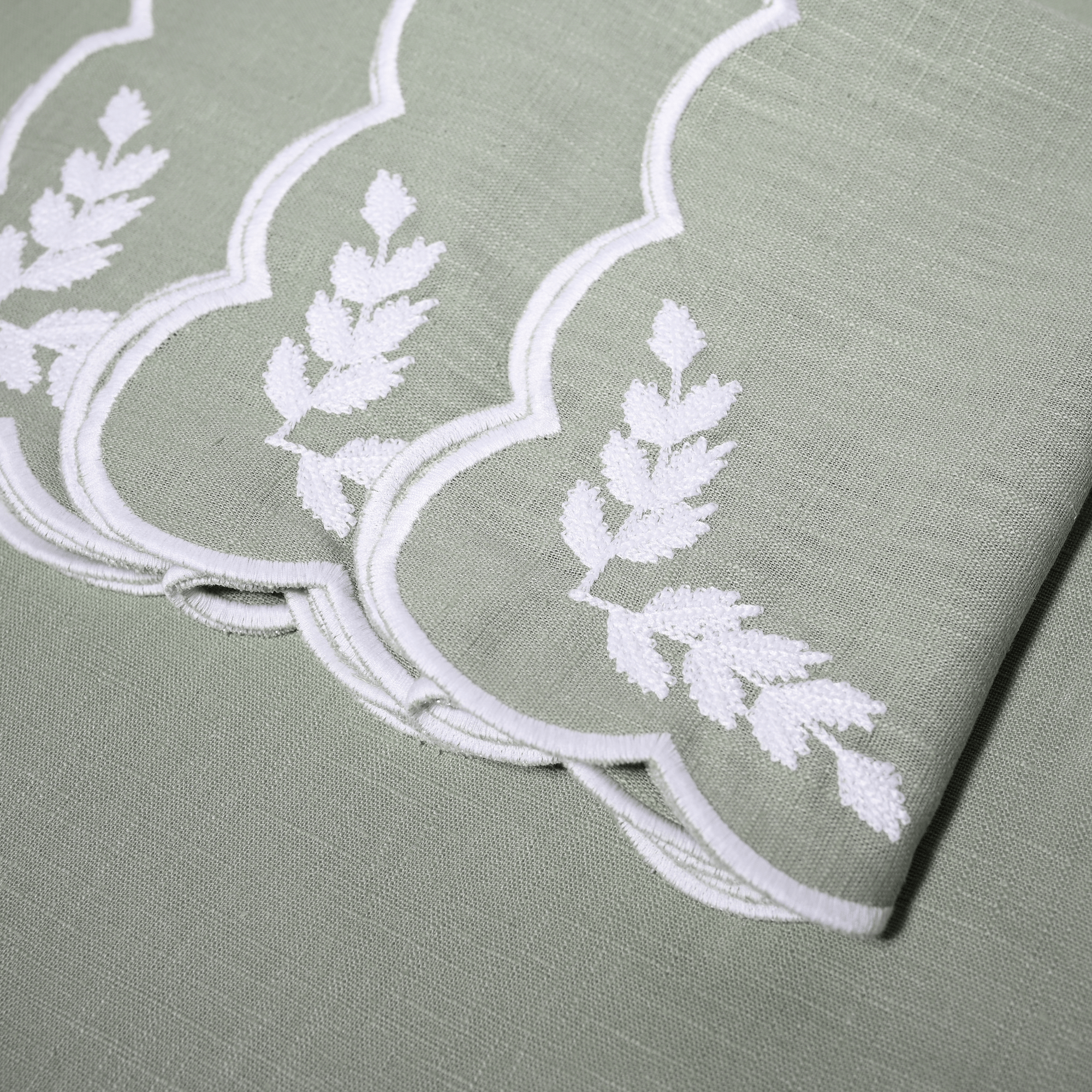 Henriette - Luxury Linens Floral Round Dusty Green with White Napkins (set of 4)