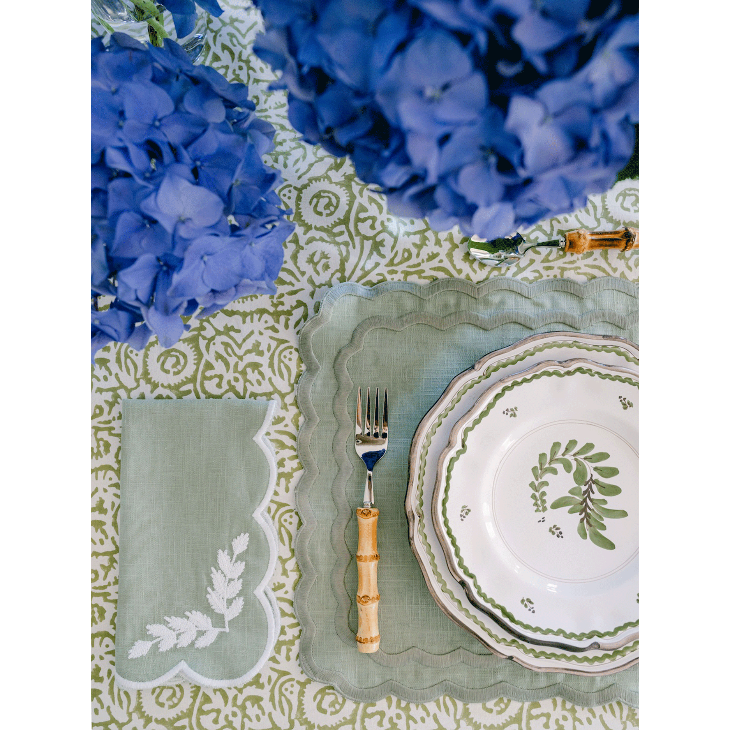 Henriette - Luxury Linens Floral Round Dusty Green with White Napkins (set of 4)