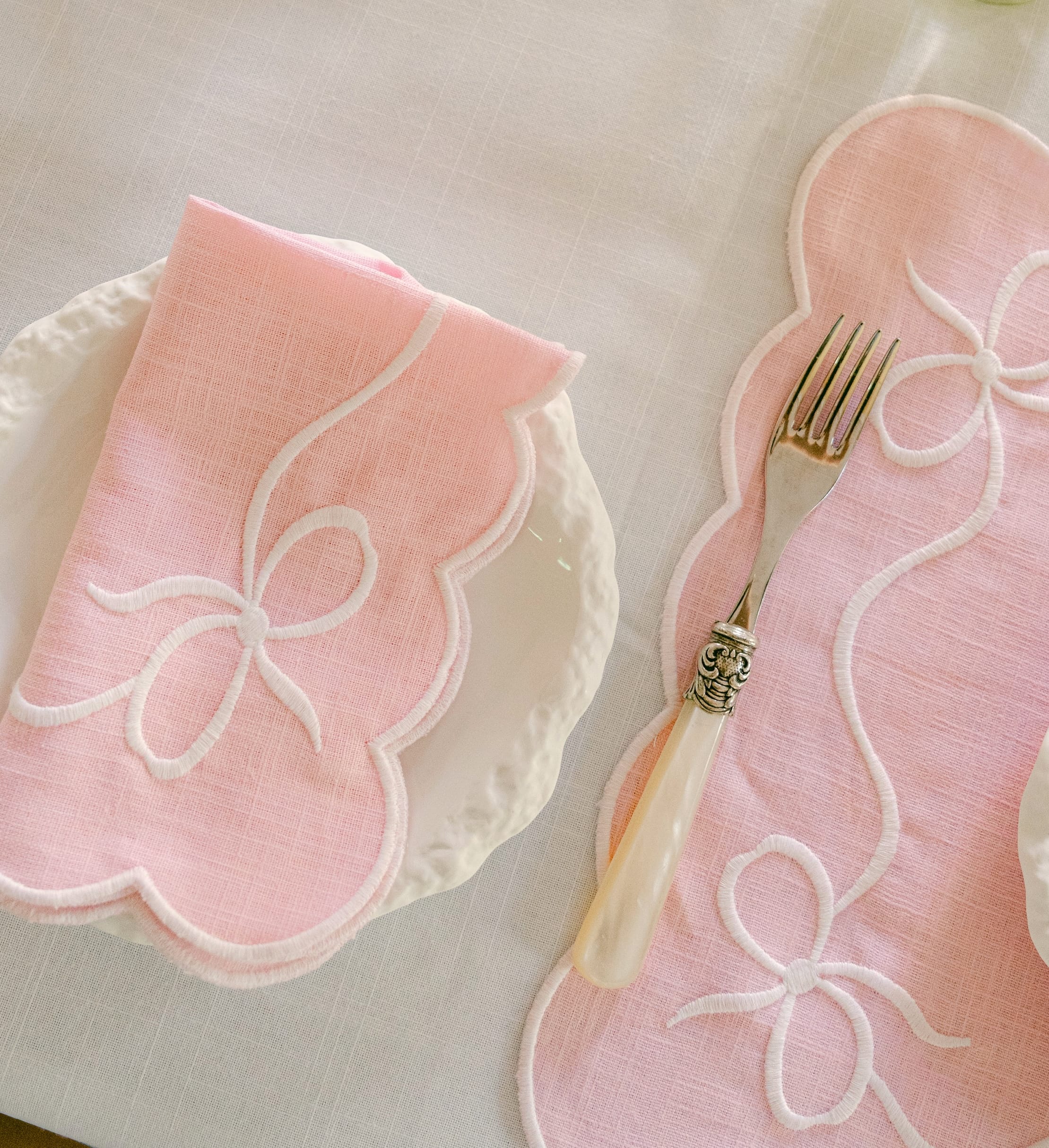 Henriette - Luxury Linens Napkins Classic Bow Baby Pink with White Napkins (set of 4)