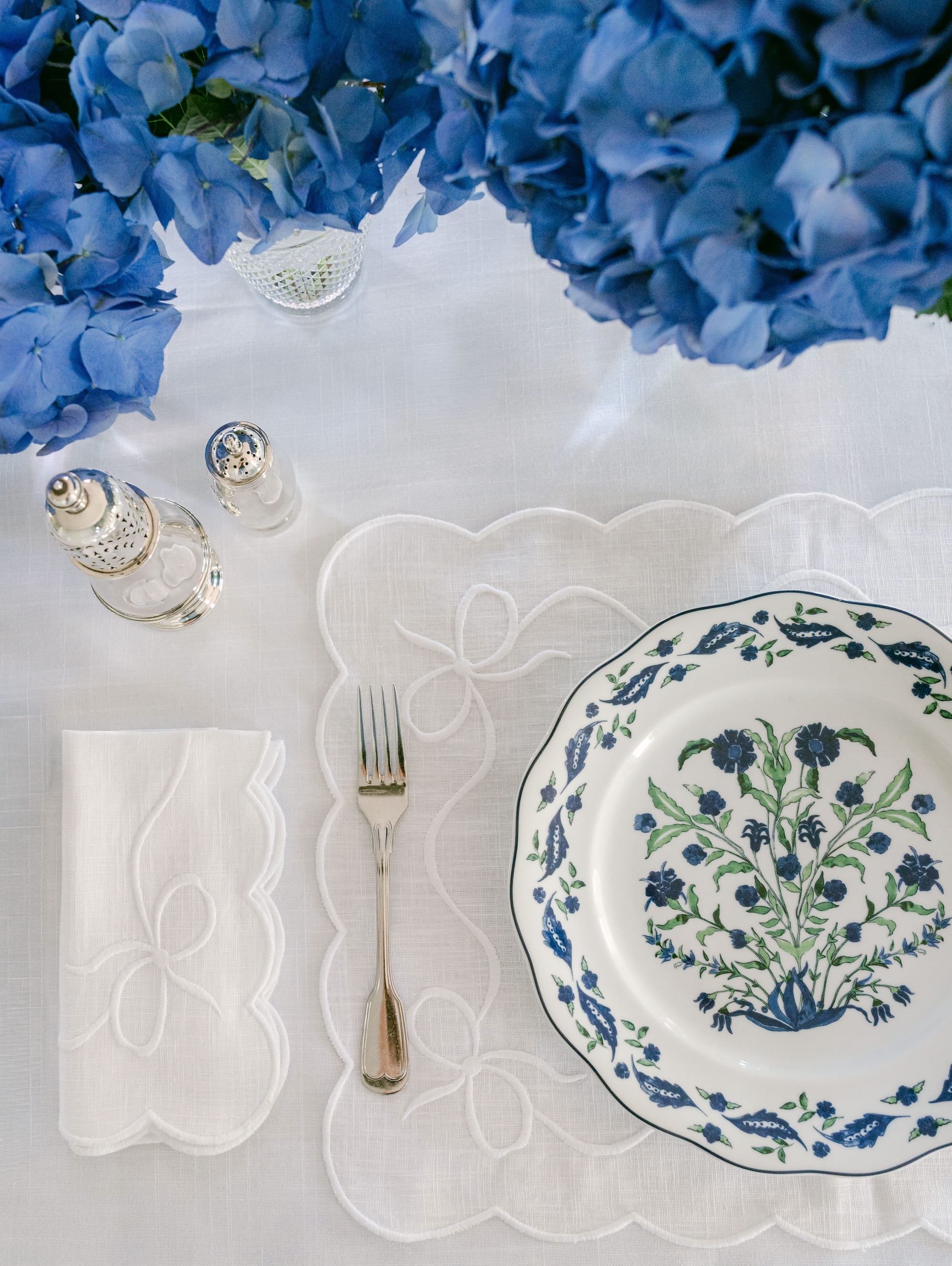 Henriette - Luxury Linens Napkins Classic Bow White on White Napkins (set of 4)