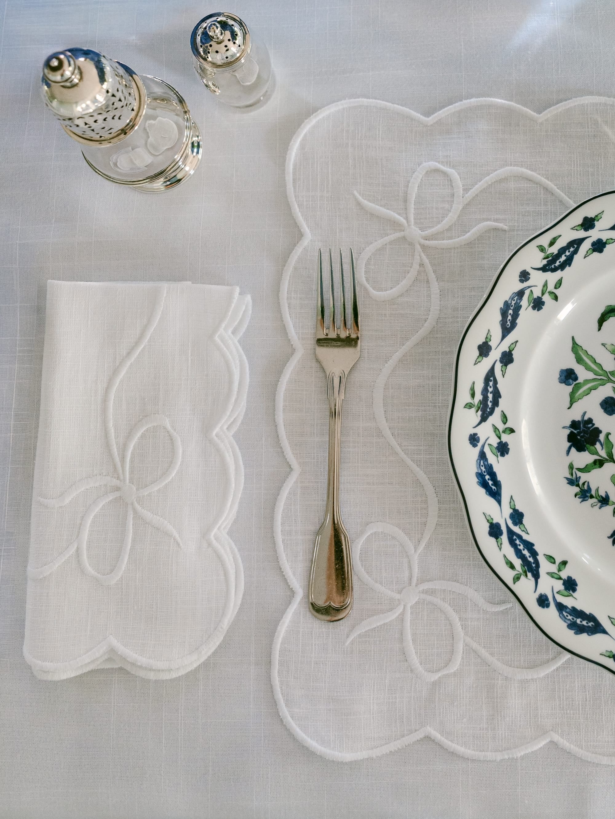 Henriette - Luxury Linens Napkins Classic Bow White on White Napkins (set of 4)