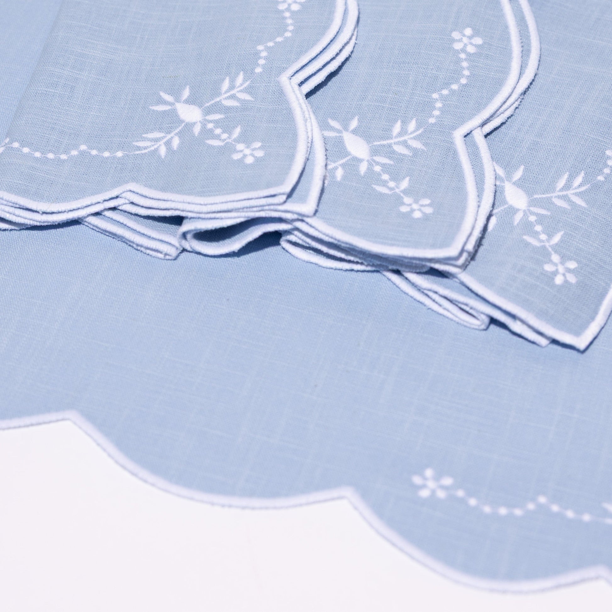 Henriette - Luxury Linens Napkins Floral Napkin in Pale Blue (set of 4)
