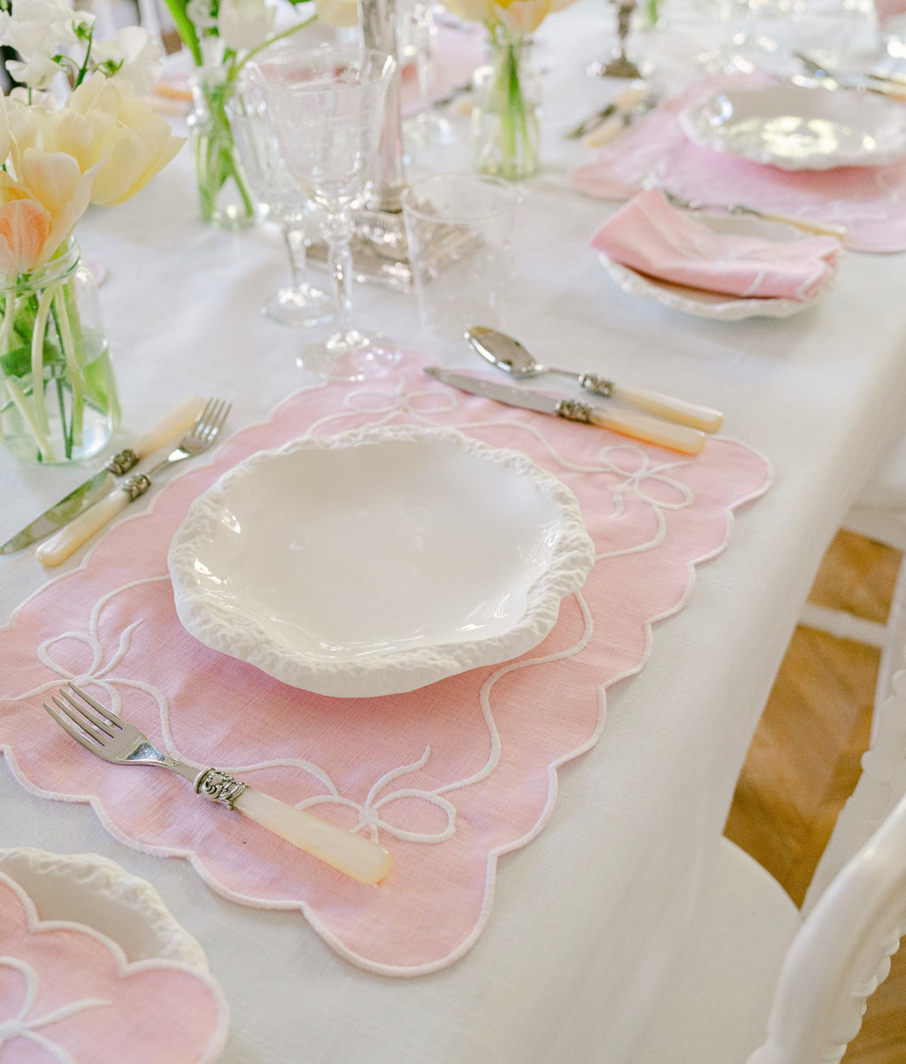 Henriette - Luxury Linens Placemats Classic Bow Baby Pink with White Placemats (set of 4)