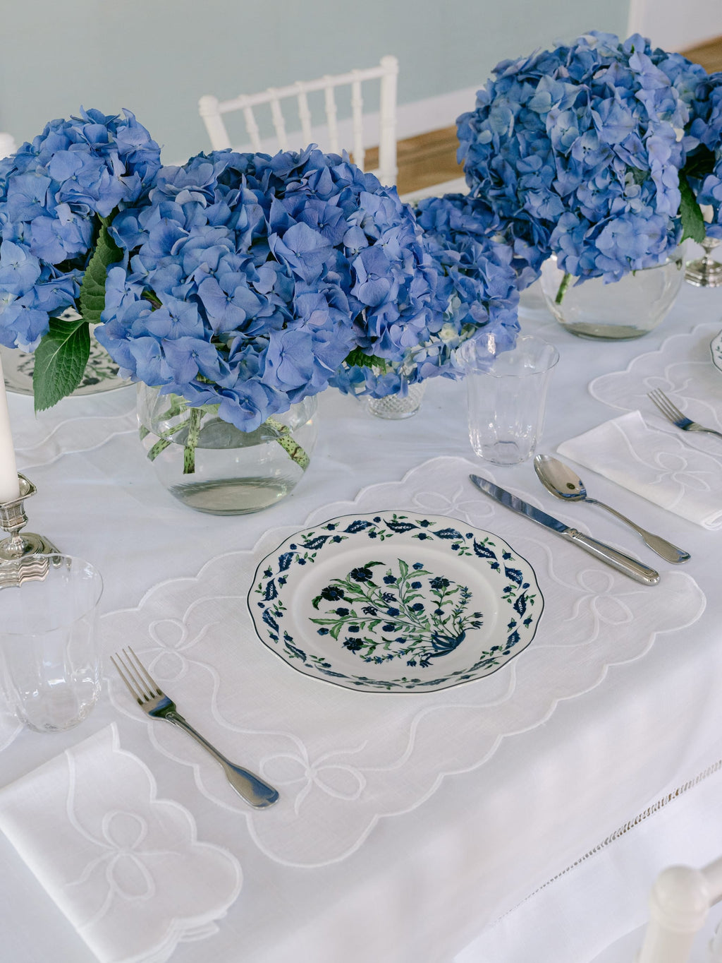 Henriette - Luxury Linens Placemats Classic Bow White on White Placemats (set of 4)