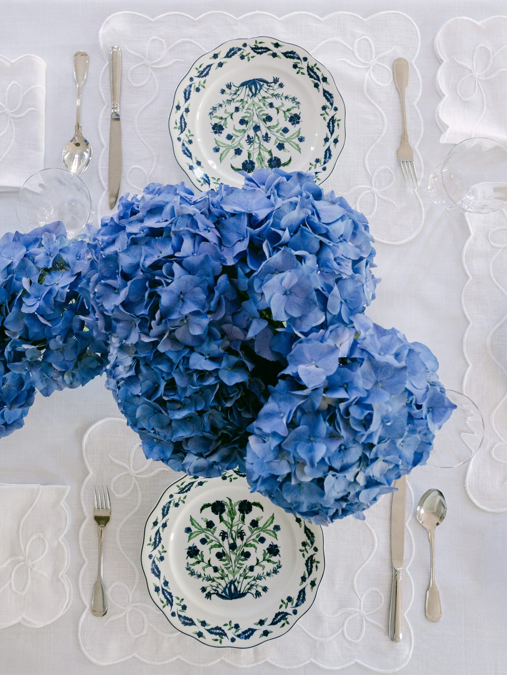 Henriette - Luxury Linens Placemats Classic Bow White on White Placemats (set of 4)