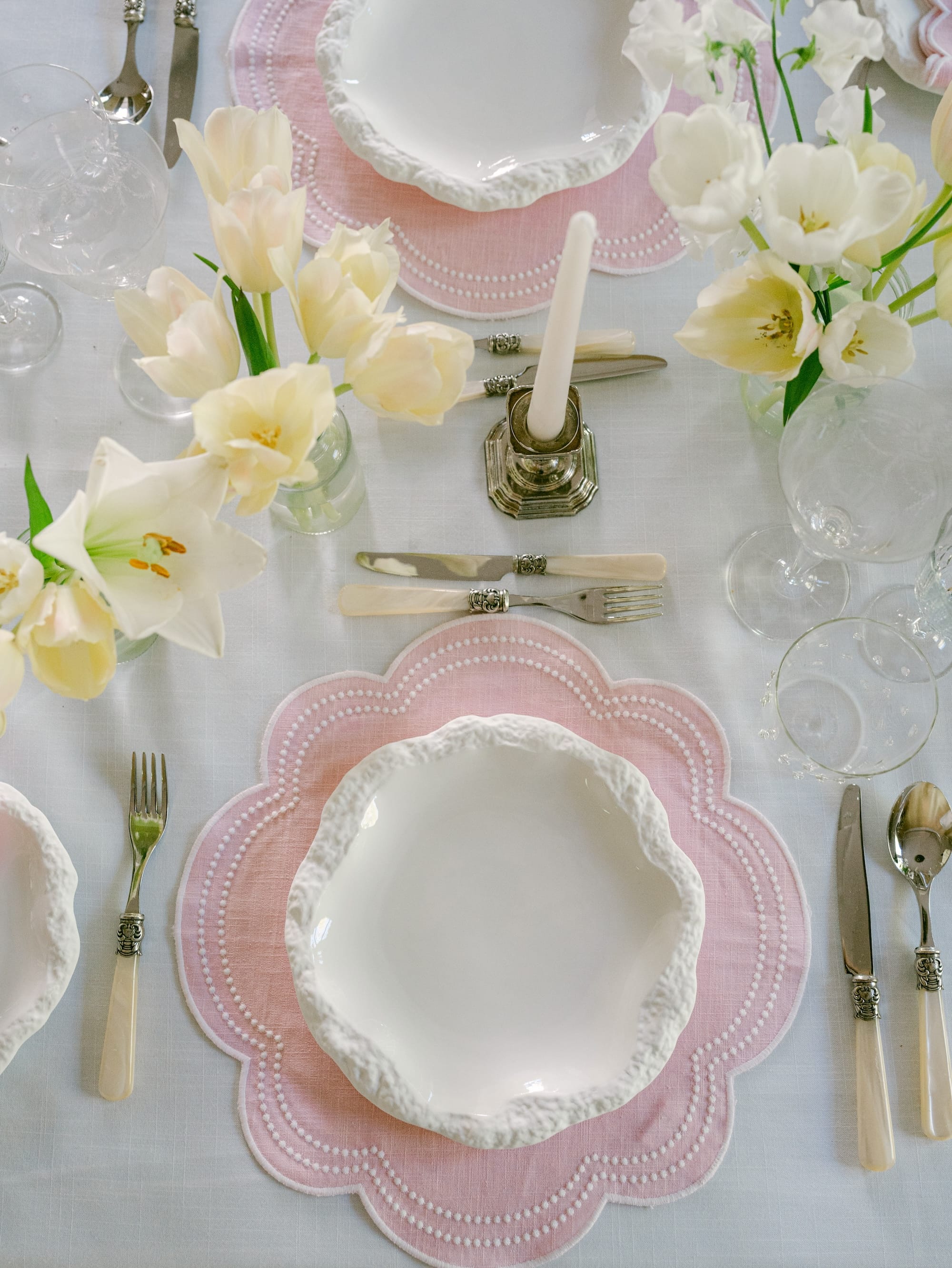 Henriette - Luxury Linens Placemats Daisy Round Baby Pink with White Placemats (set of 4)
