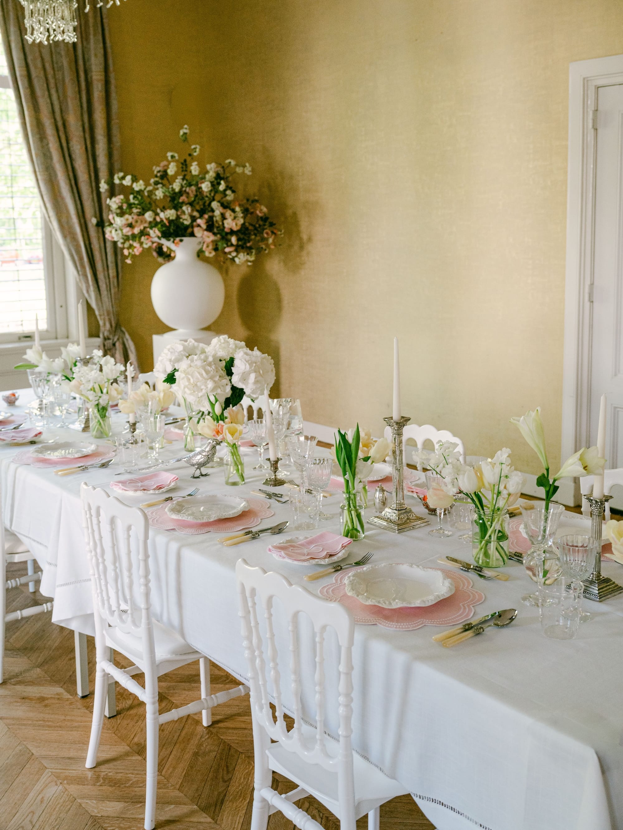 Henriette - Luxury Linens Placemats Daisy Round Baby Pink with White Placemats (set of 4)
