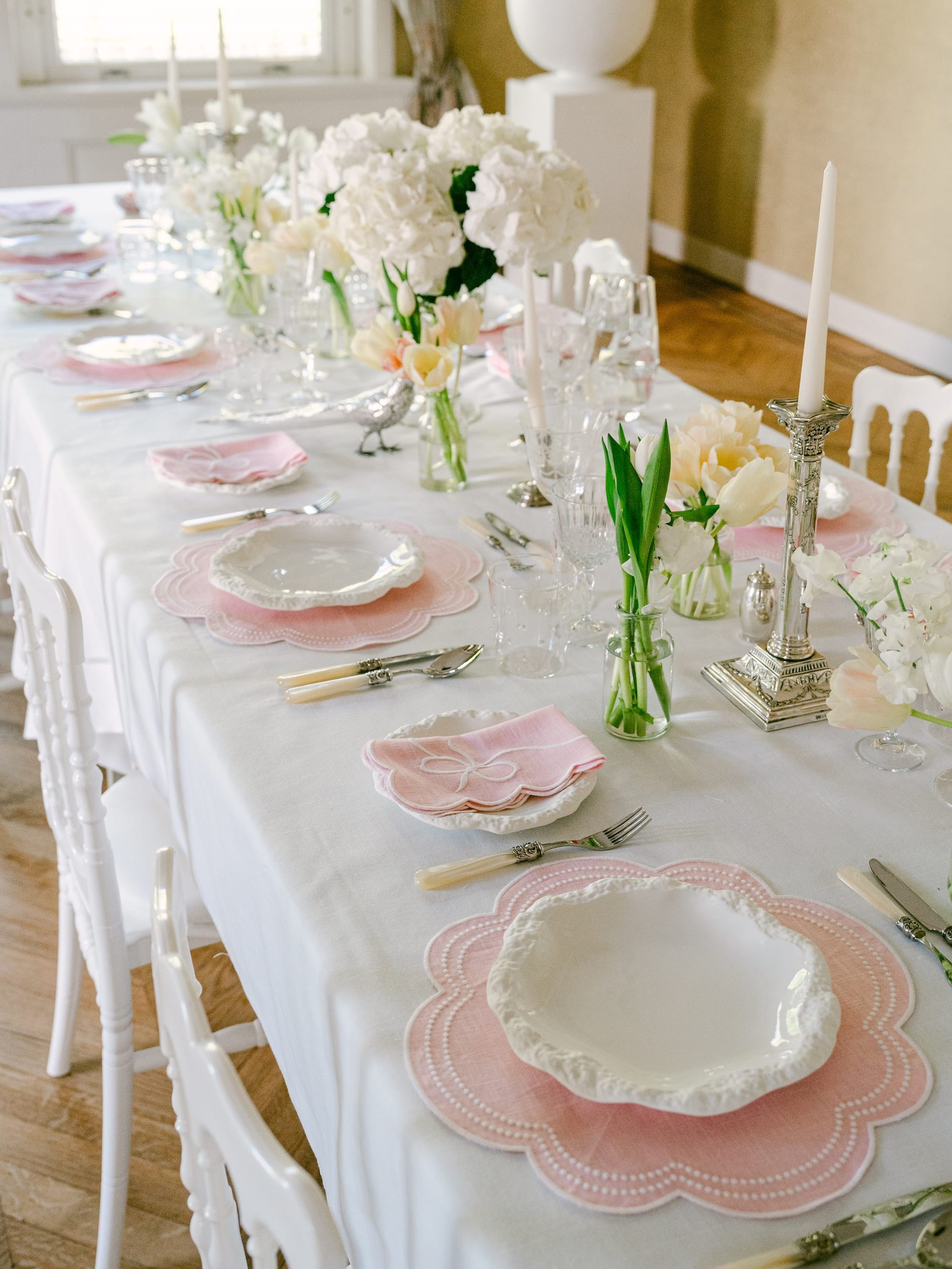 Henriette - Luxury Linens Placemats Daisy Round Baby Pink with White Placemats (set of 4)