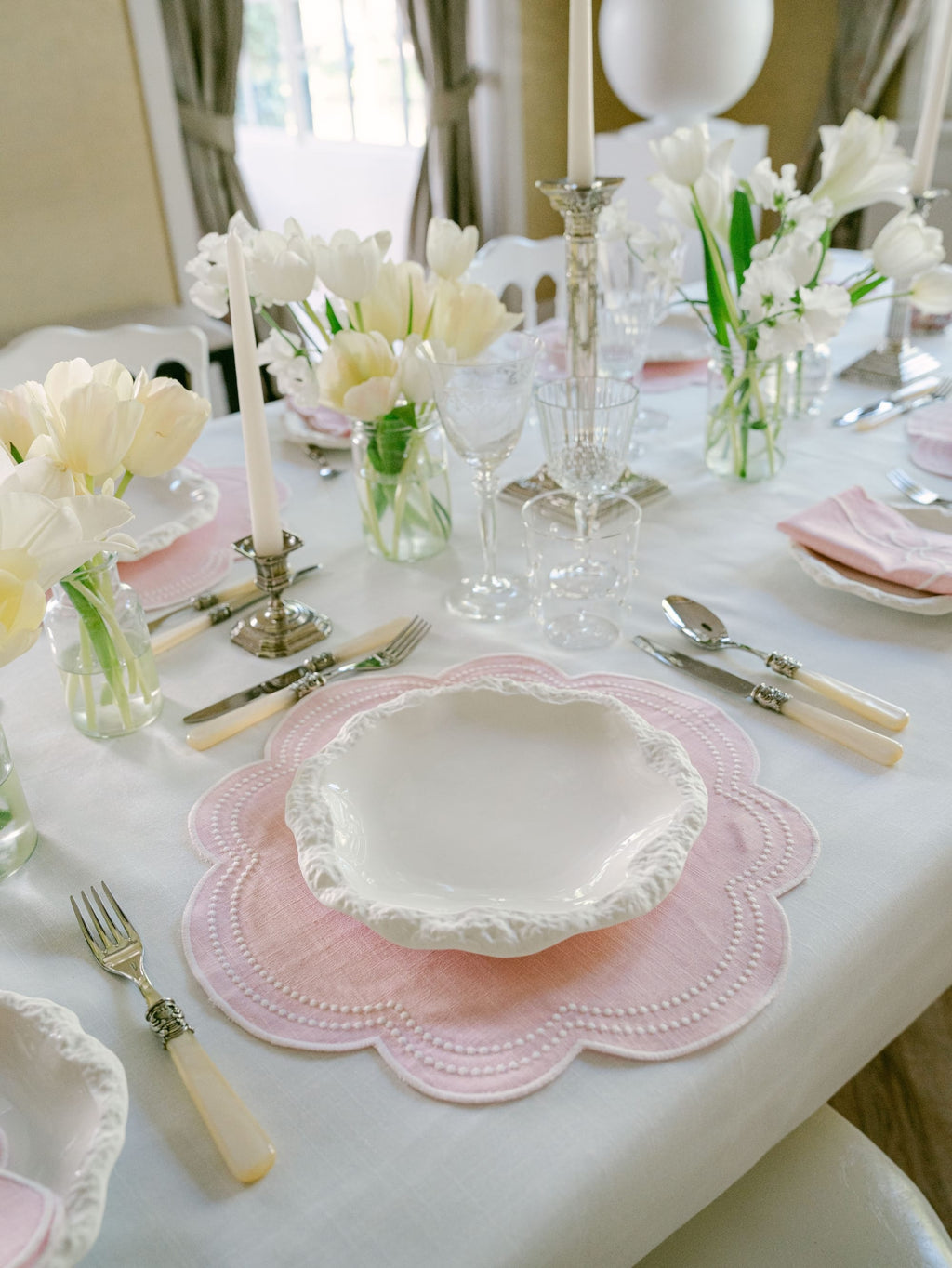 Henriette - Luxury Linens Placemats Daisy Round Baby Pink with White Placemats (set of 4)