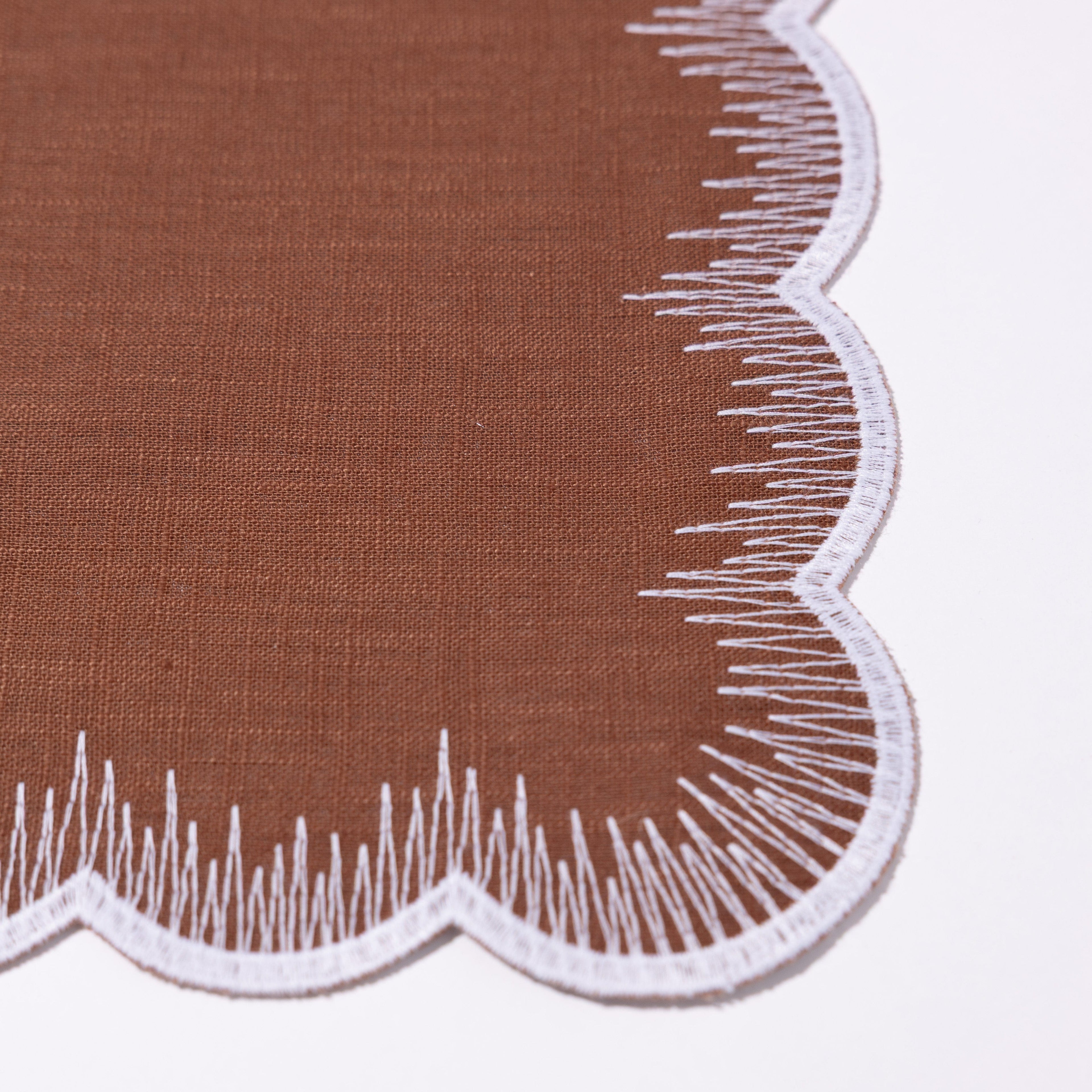 Henriette - Luxury Linens Placemats Flamestitch Caramel with White Placemats (set of 4)