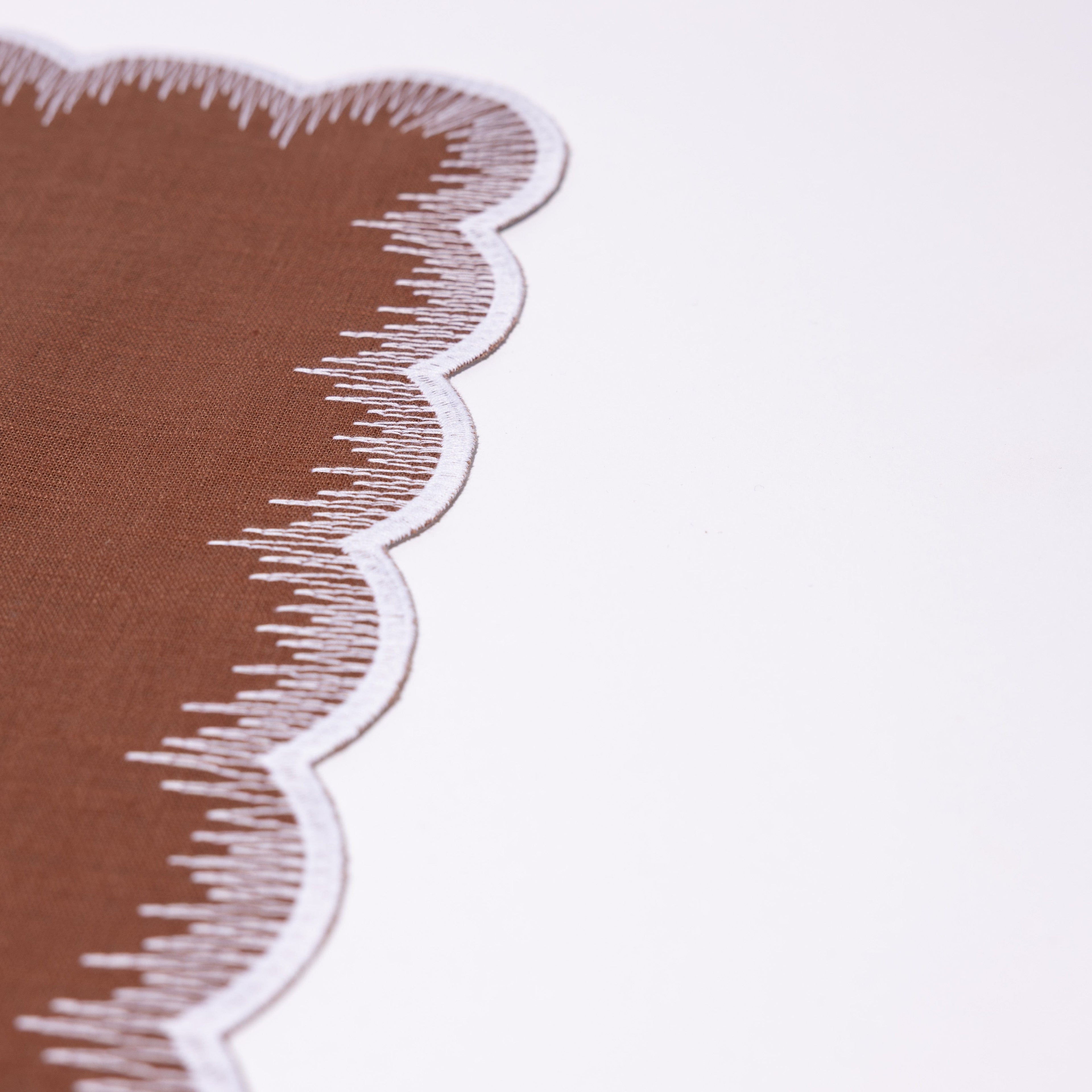 Henriette - Luxury Linens Placemats Flamestitch Caramel with White Placemats (set of 4)