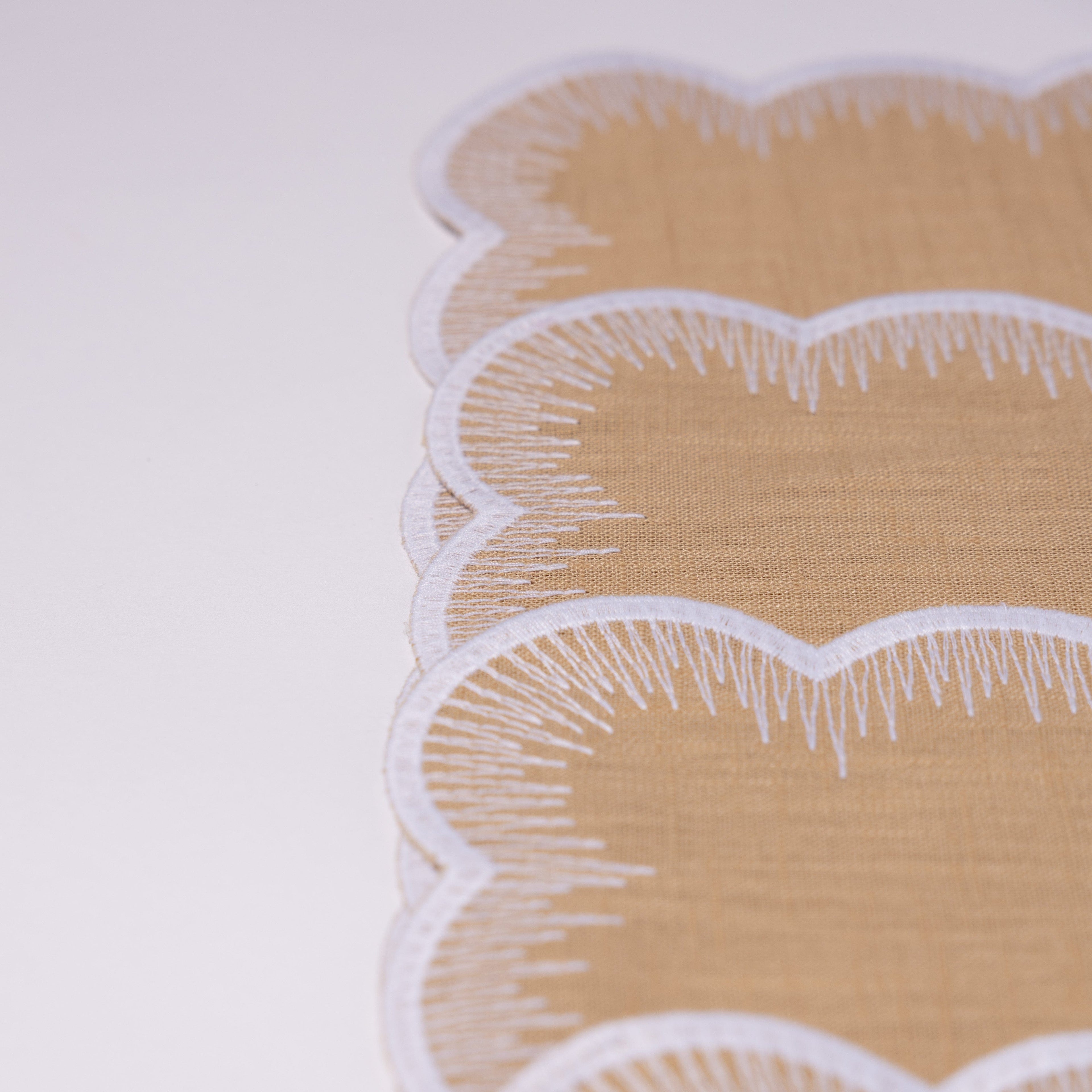 Henriette - Luxury Linens Placemats Flamestitch Sand with White Placemats (set of 4)