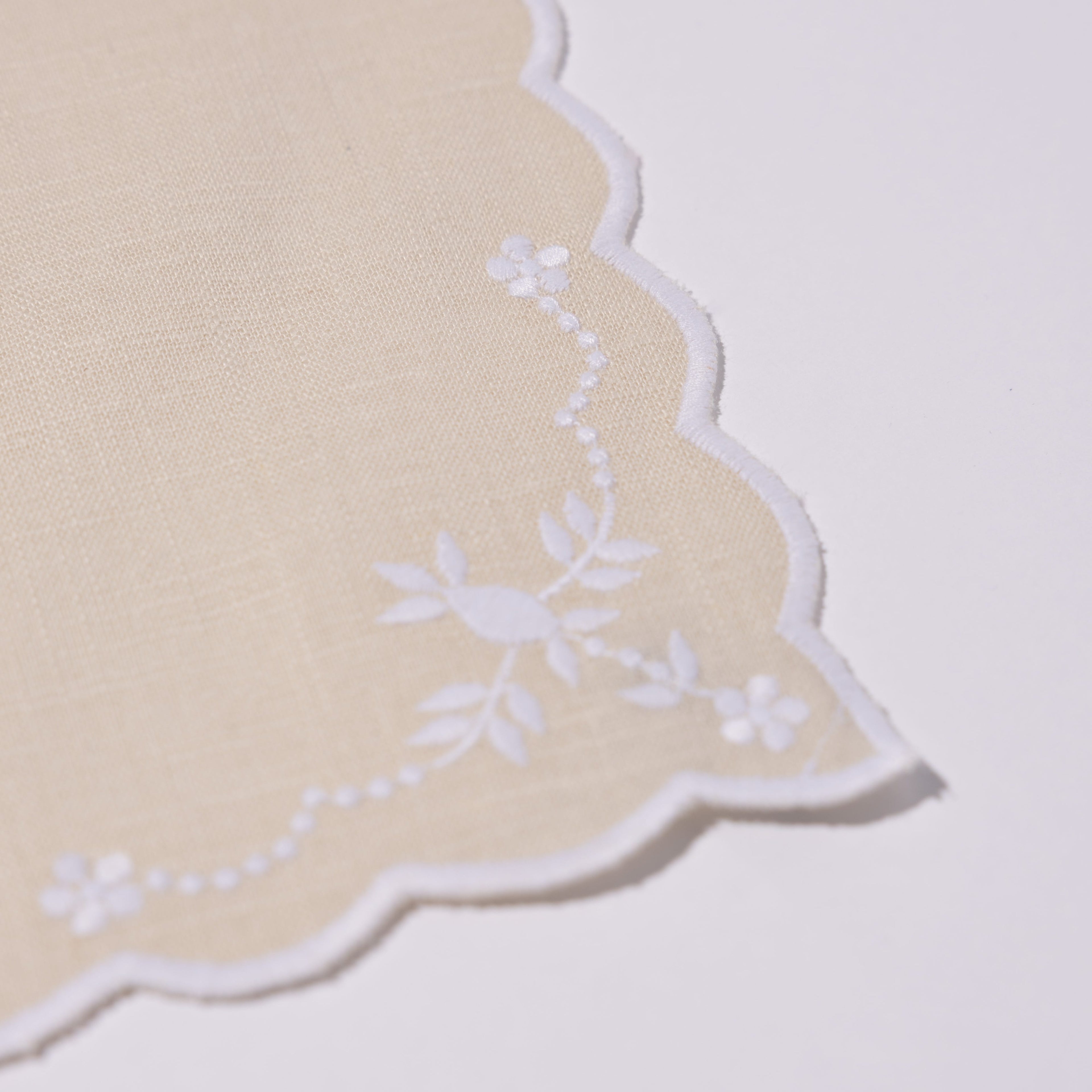 Henriette - Luxury Linens Placemats Floral Placemat in Sand (set of 4)