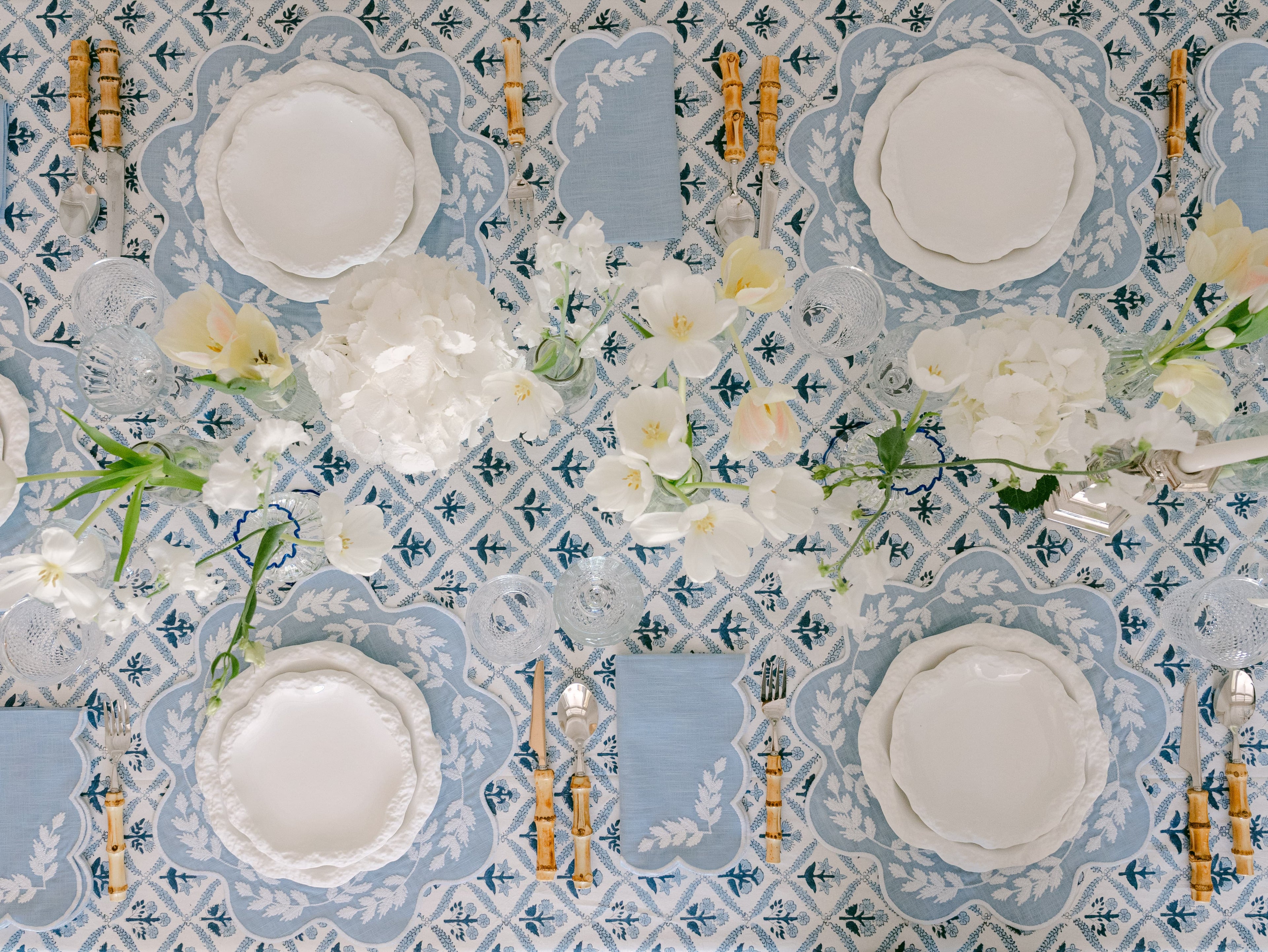 Henriette - Luxury Linens Placemats Floral Round Blue with White Placemats (set of 4)