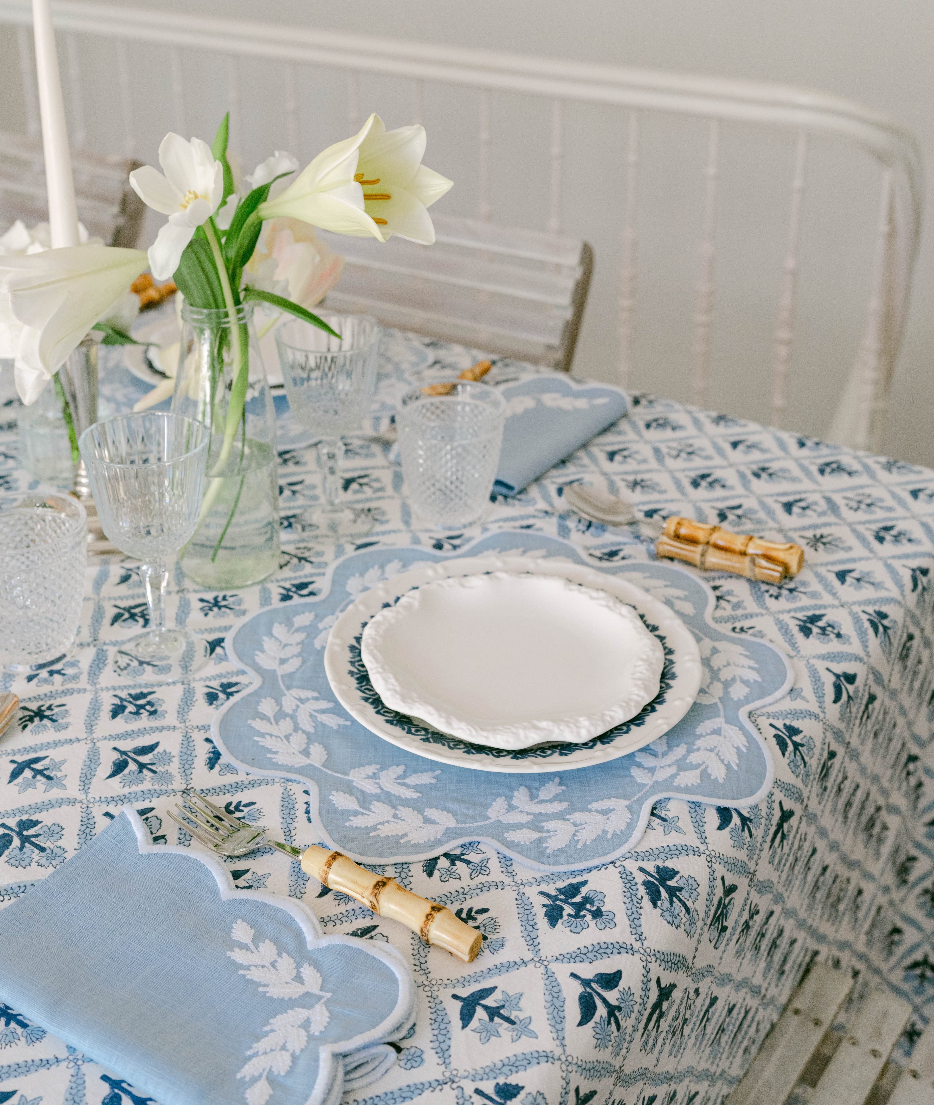 Henriette - Luxury Linens Placemats Floral Round Blue with White Placemats (set of 4)