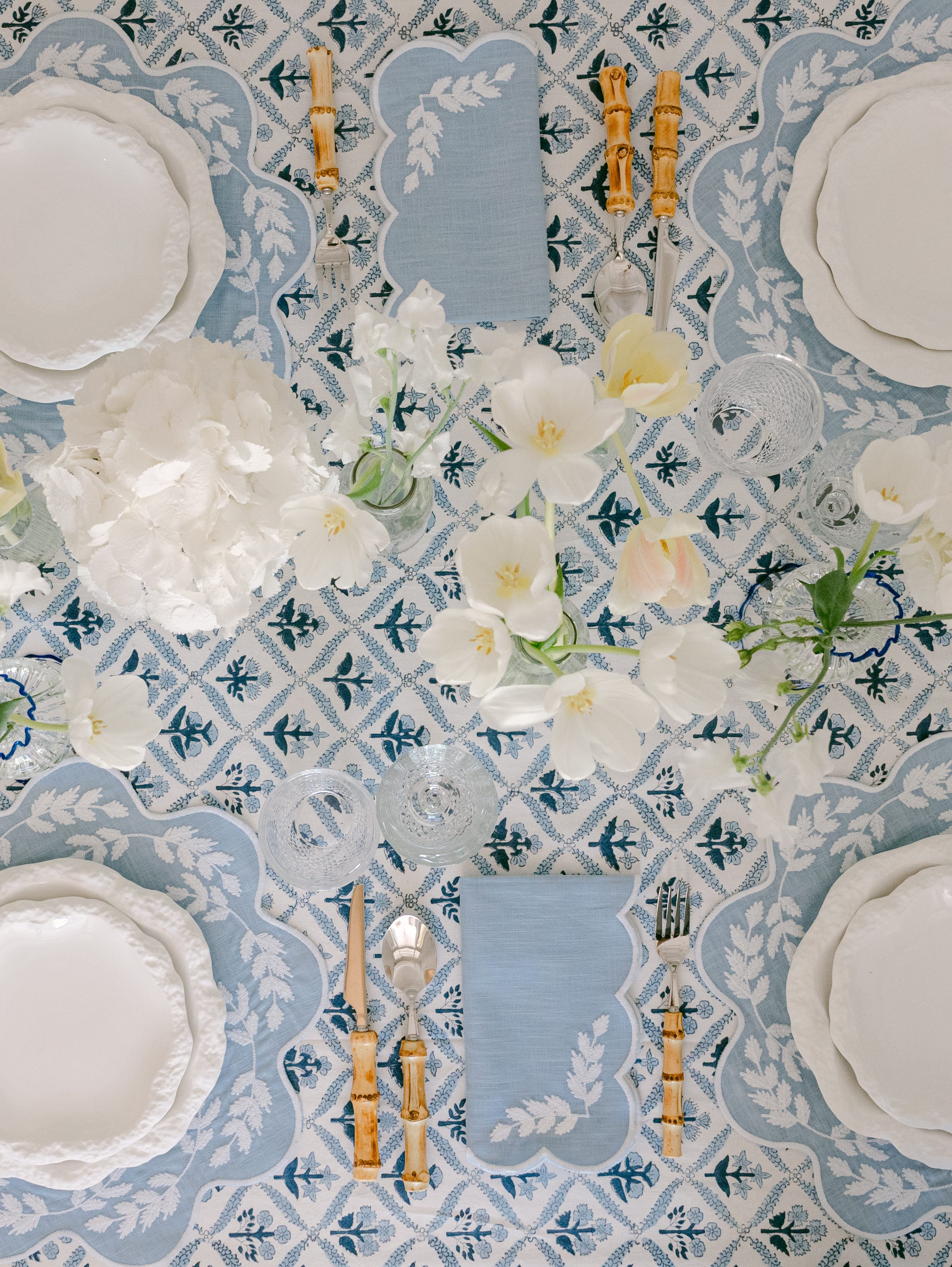Henriette - Luxury Linens Placemats Floral Round Blue with White Placemats (set of 4)