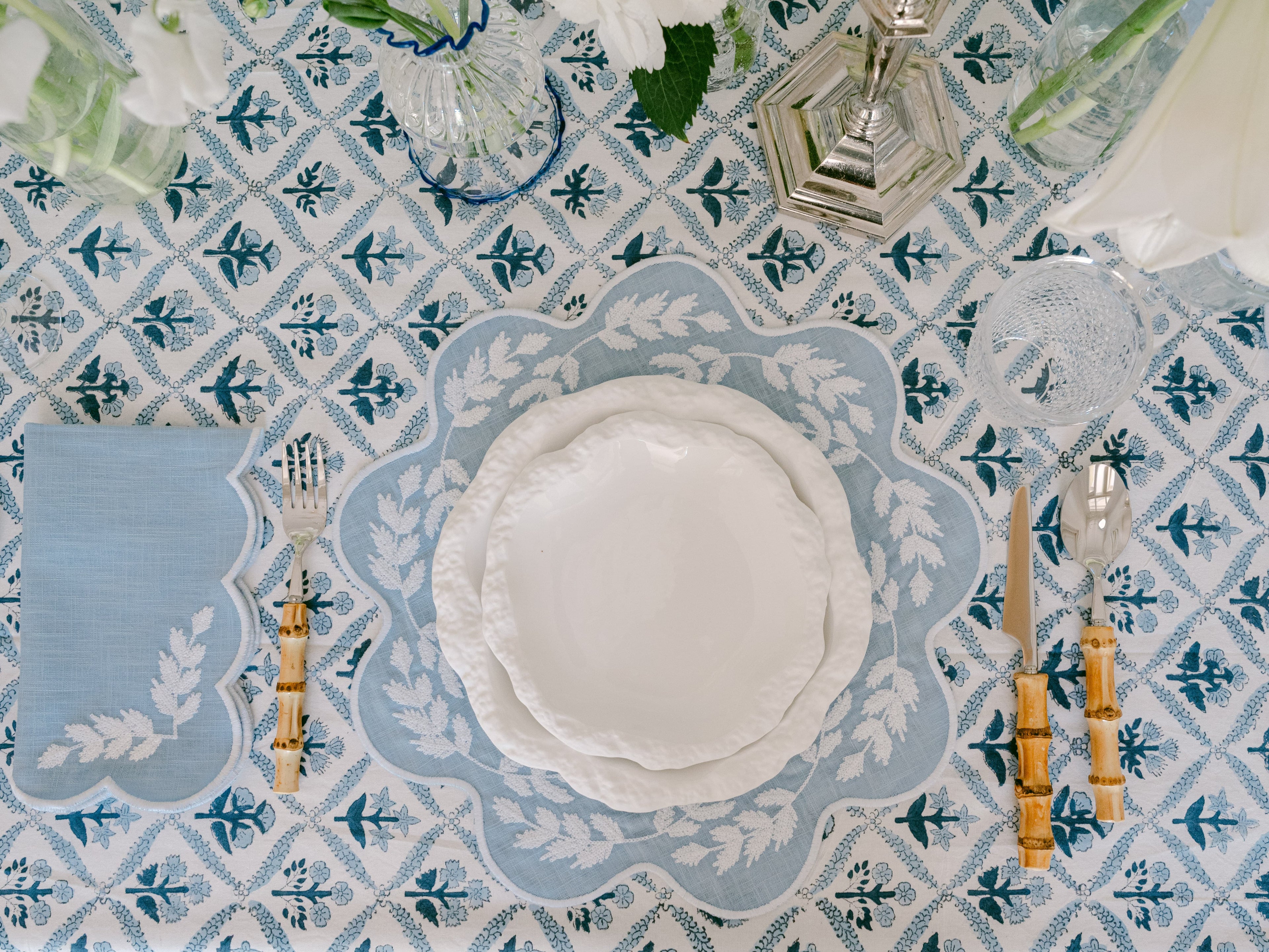 Henriette - Luxury Linens Placemats Floral Round Blue with White Placemats (set of 4)