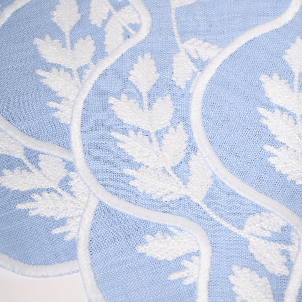 Henriette - Luxury Linens Placemats Floral Round Blue with White Placemats (set of 4)