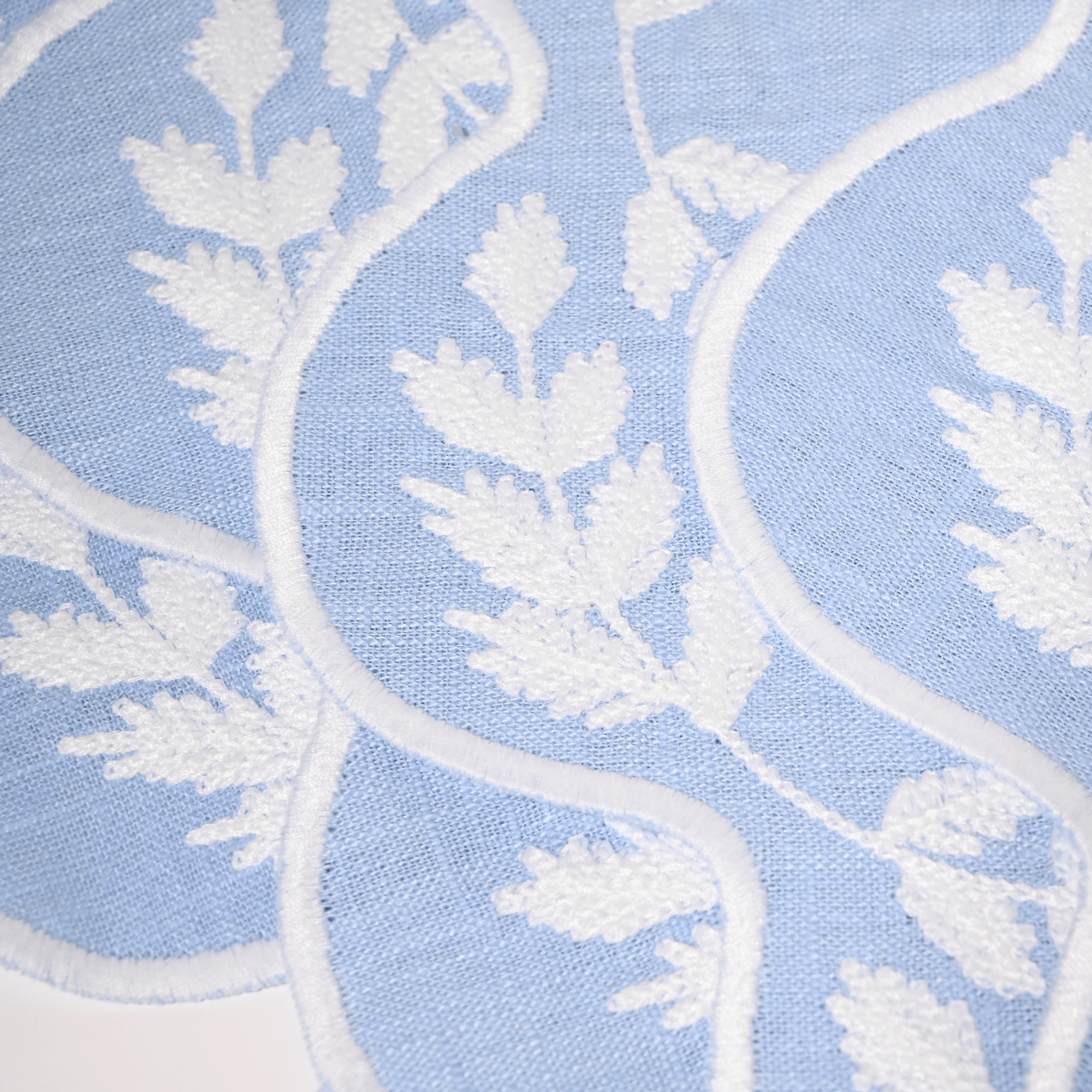 Henriette - Luxury Linens Placemats Floral Round Blue with White Placemats (set of 4)