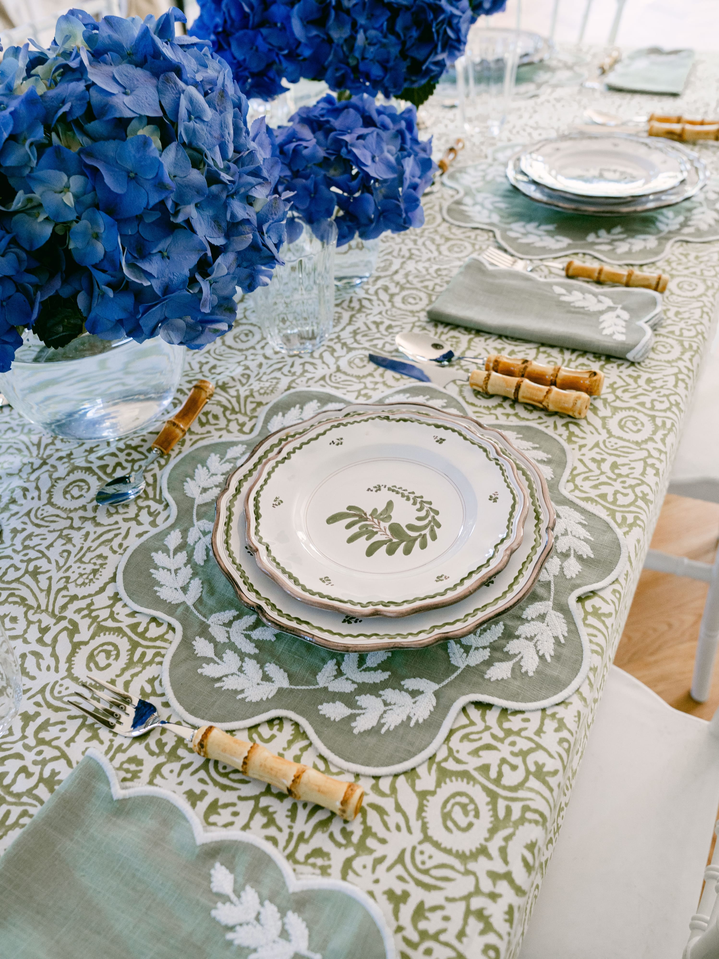 Henriette - Luxury Linens Placemats Floral Round Dusty Green with White Placemats (set of 4)