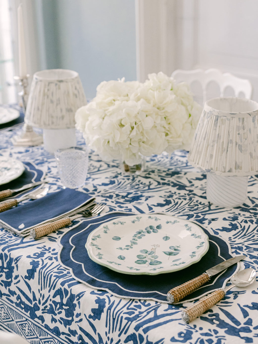 Henriette - Luxury Linens Placemats Oval Navy Blue with White Placemats (set of 4)