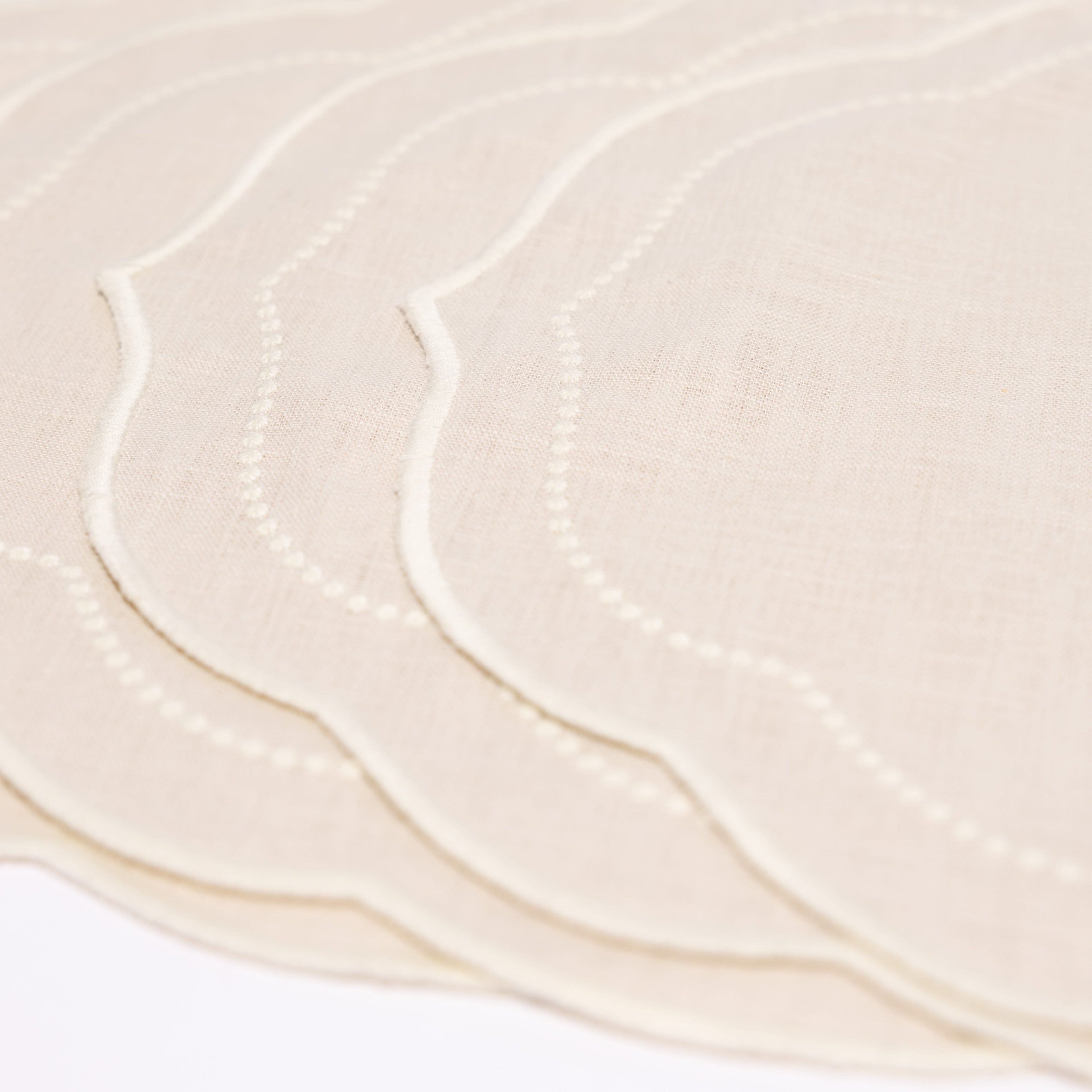 Henriette - Luxury Linens Placemats Pearl Oval Beige with White Placemat (set of 4)