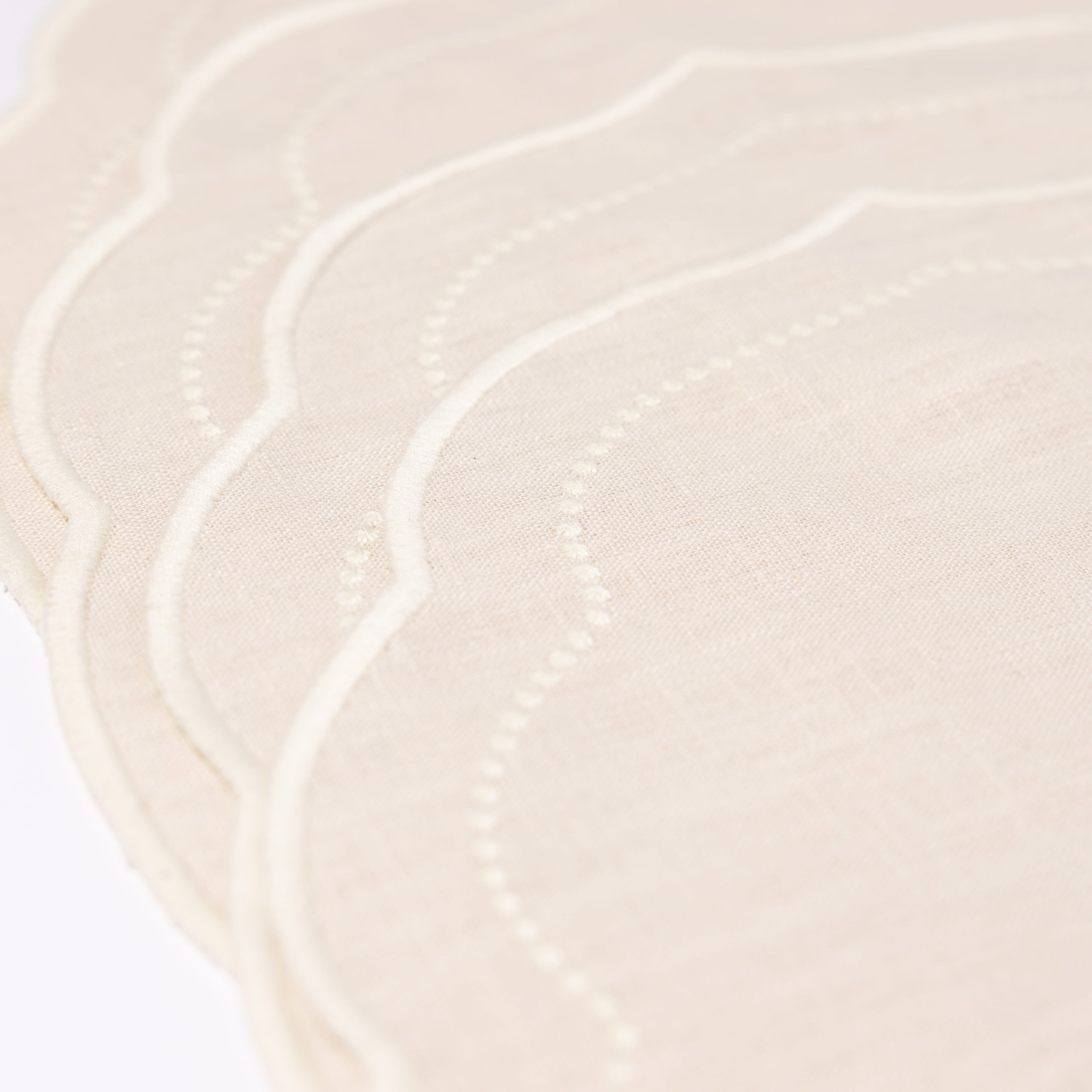 Henriette - Luxury Linens Placemats Pearl Oval Beige with White Placemat (set of 4)