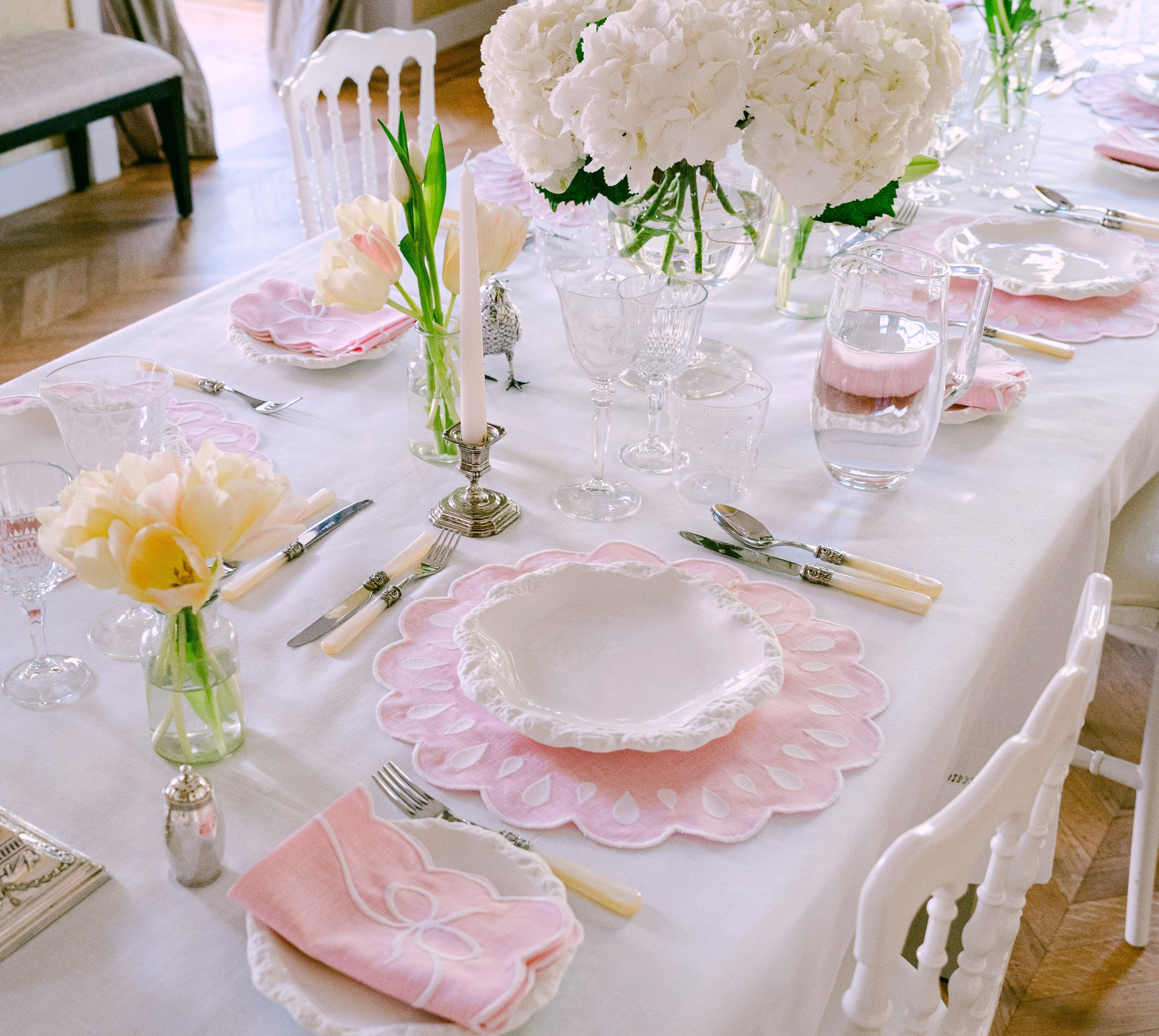 Henriette - Luxury Linens Placemats Pippa Oval Baby Pink with White Placemats (set of 4)