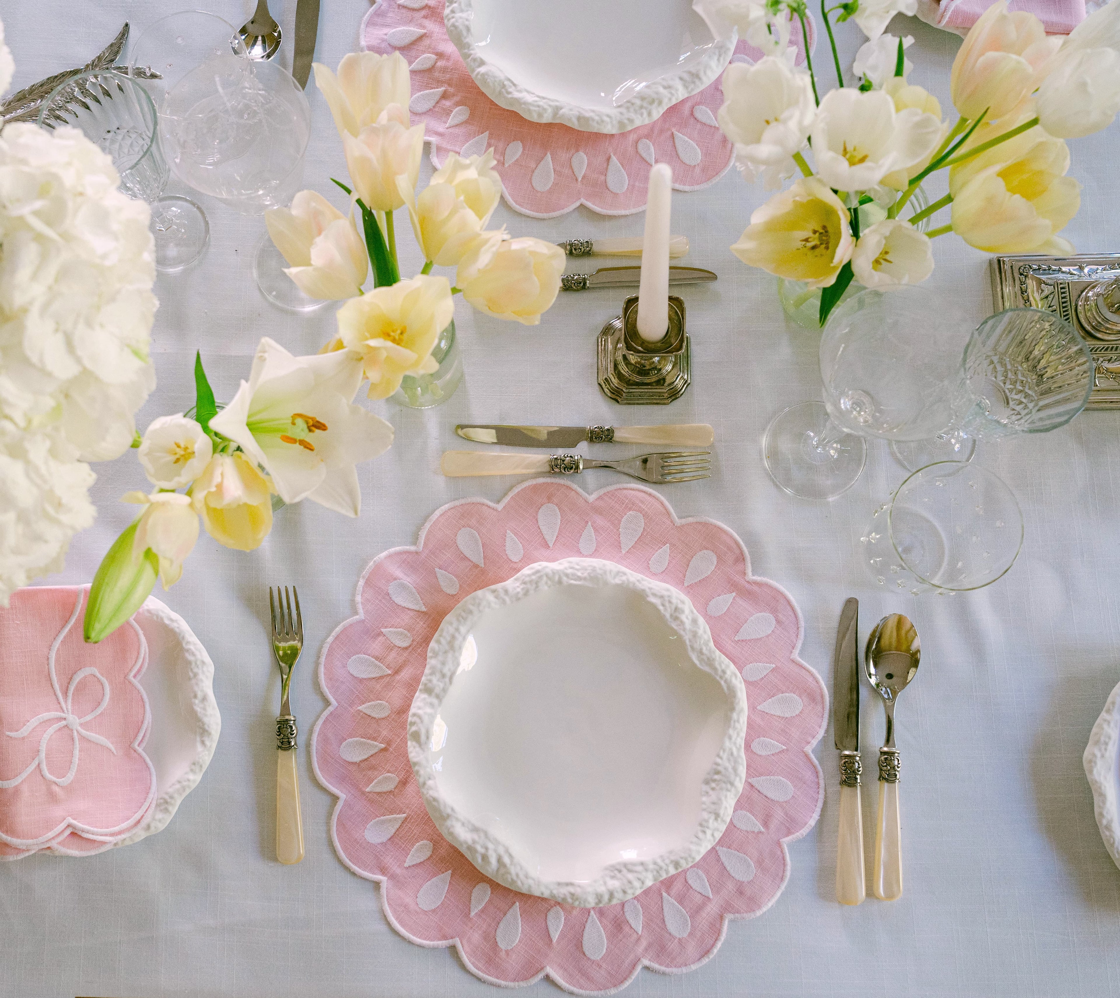 Henriette - Luxury Linens Placemats Pippa Oval Baby Pink with White Placemats (set of 4)