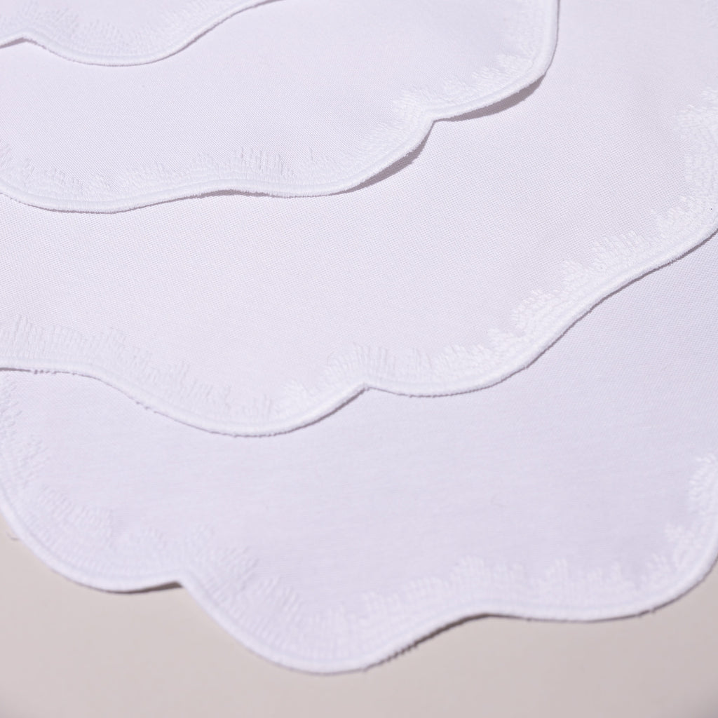 Henriette - Luxury Linens Placemats Round Clover White on White Placemats (set of 4)
