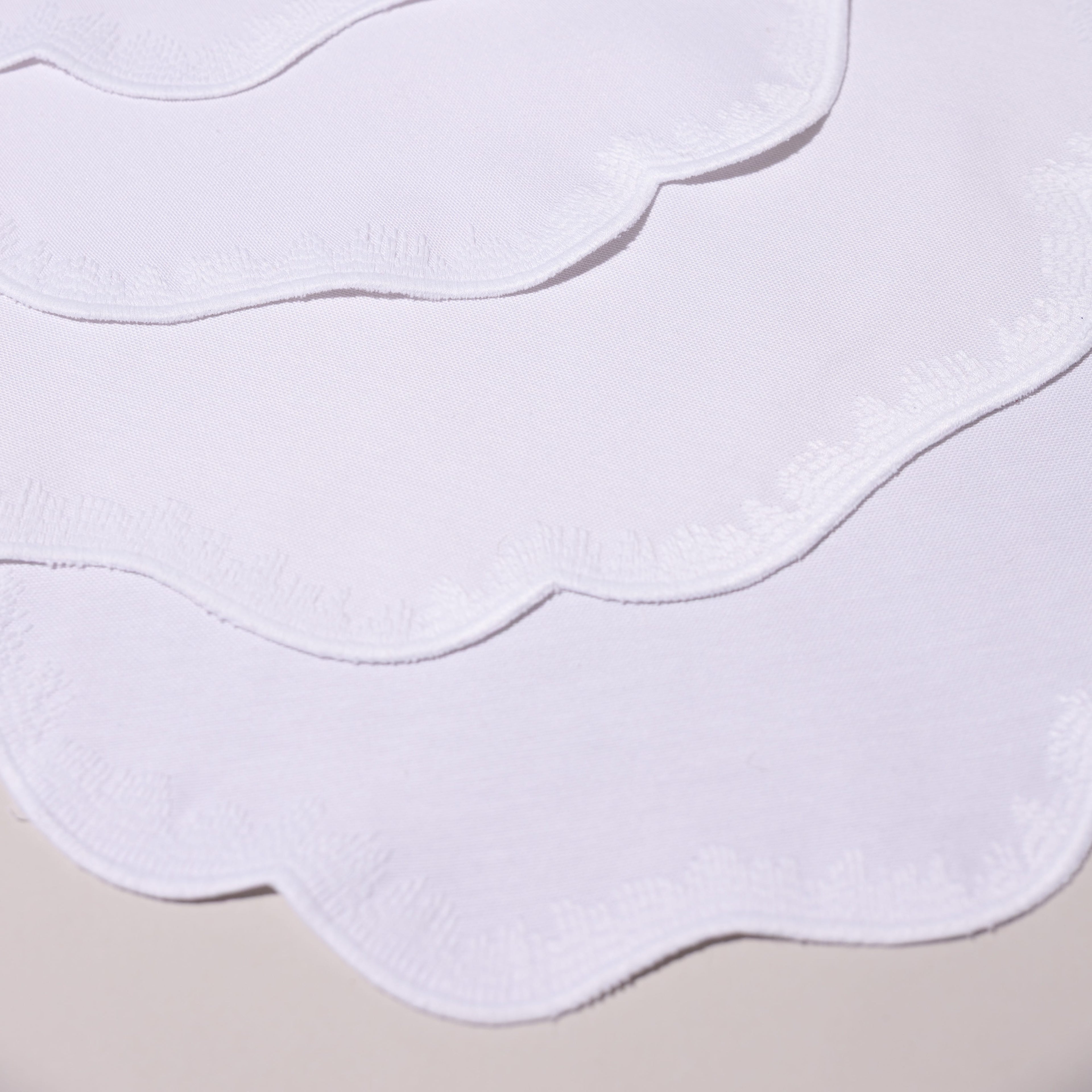 Henriette - Luxury Linens Placemats Round Clover White on White Placemats (set of 4)