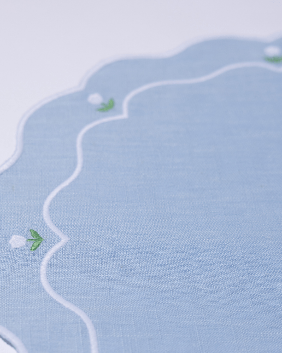 Henriette - Luxury Linens Placemats Tulip Round Placemats Pale Blue (set of 4)