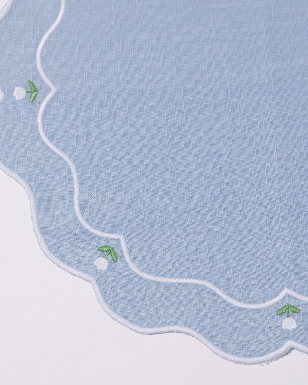 Henriette - Luxury Linens Placemats Tulip Round Placemats Pale Blue (set of 4)