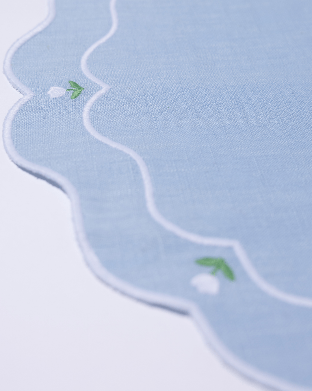 Henriette - Luxury Linens Placemats Tulip Round Placemats Pale Blue (set of 4)