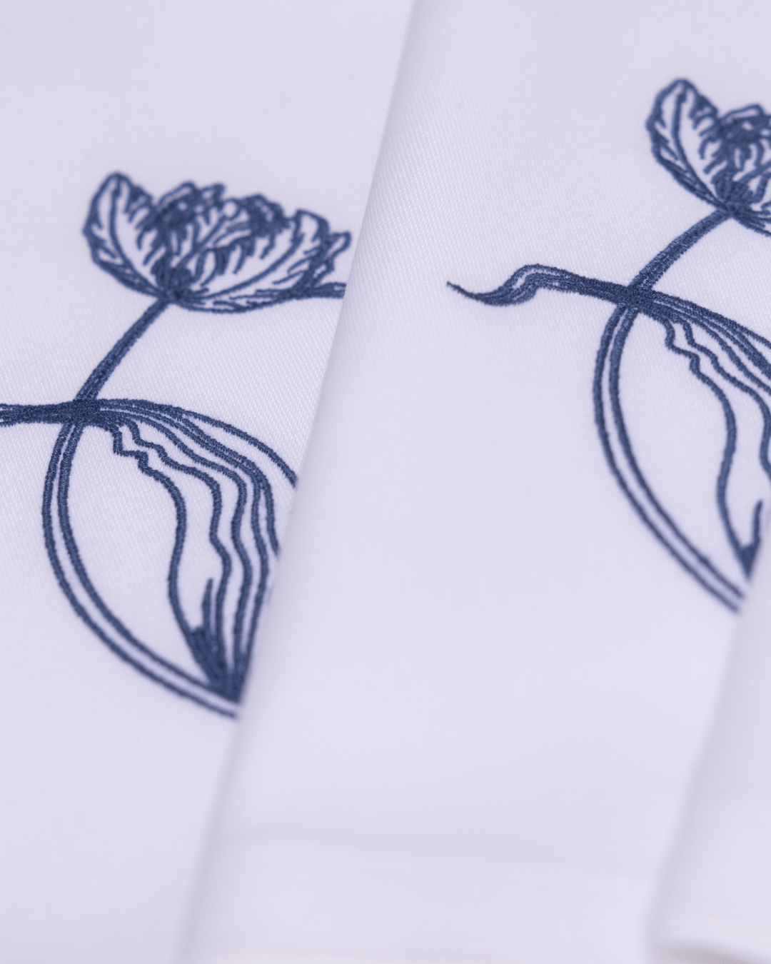 Henriette - Luxury Linens Tulip White Napkins with Navy Blue (set of 4)